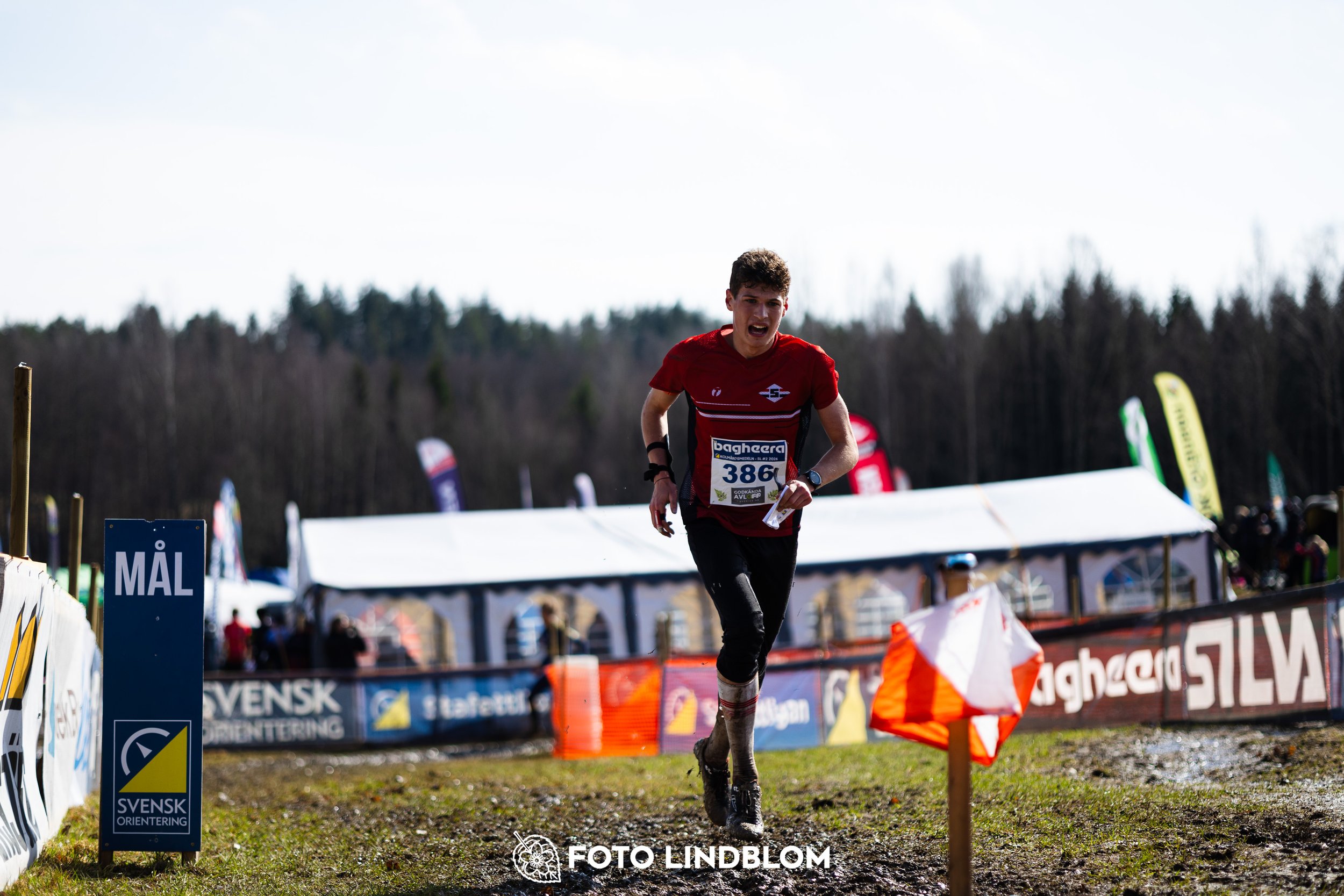 A photo from a Swedish orienteering league race in Kolmården during spring 2026, captured by Foto Lindblom.