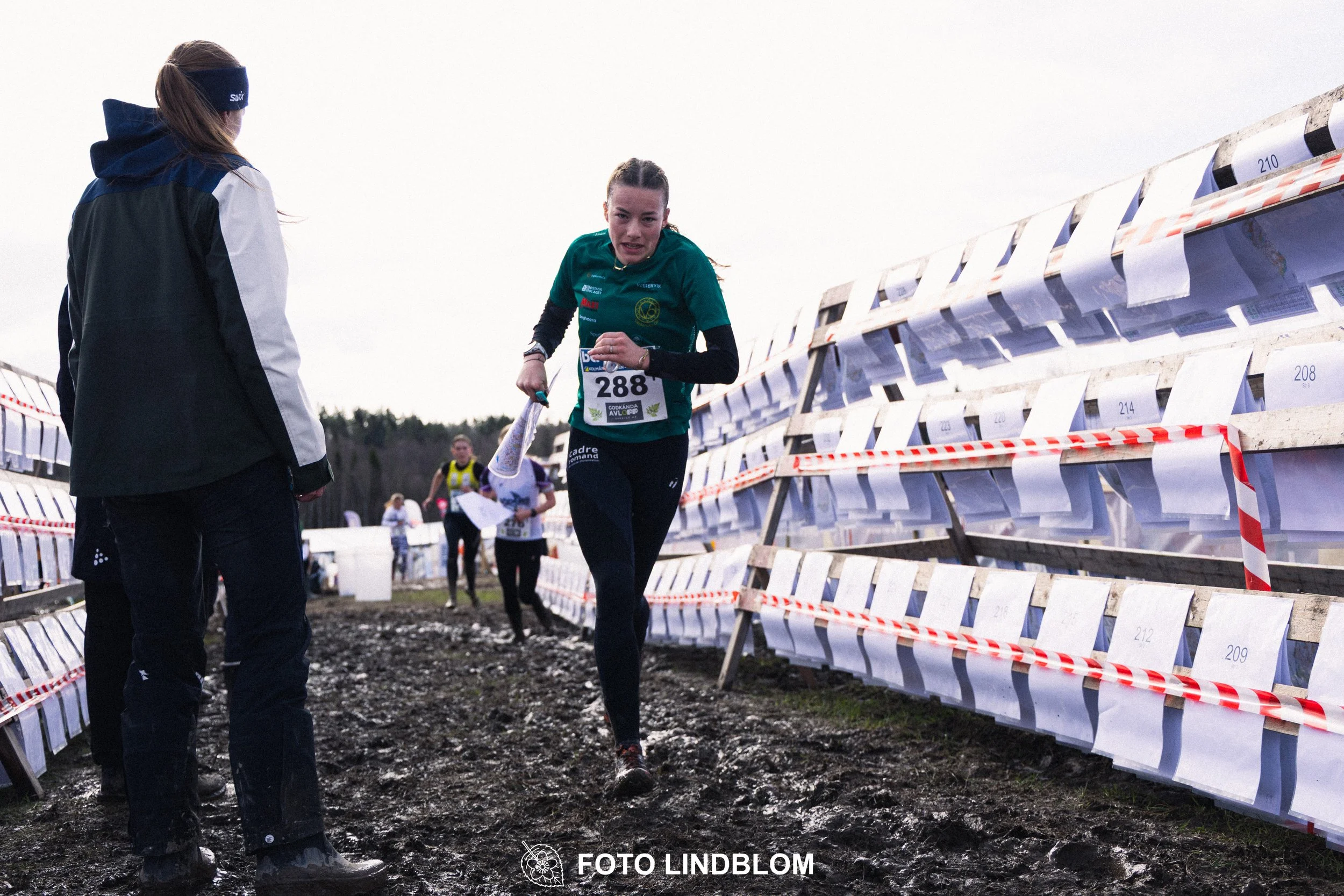 A scene from Kolmårdskavlen, the opening stage of the Swedish relay league 2026, captured by Foto Lindblom.