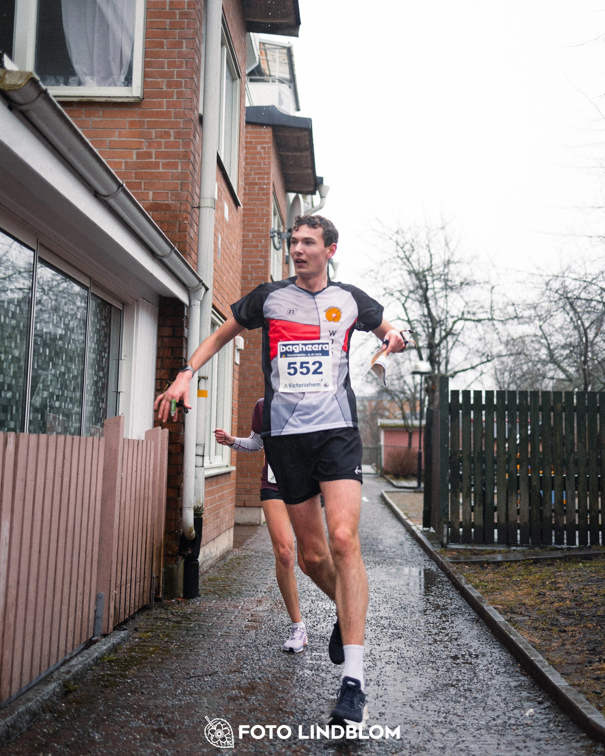 A photo from an urban orienteering event in Stockholm as part of the Swedish League 2026, captured by Foto Lindblom.