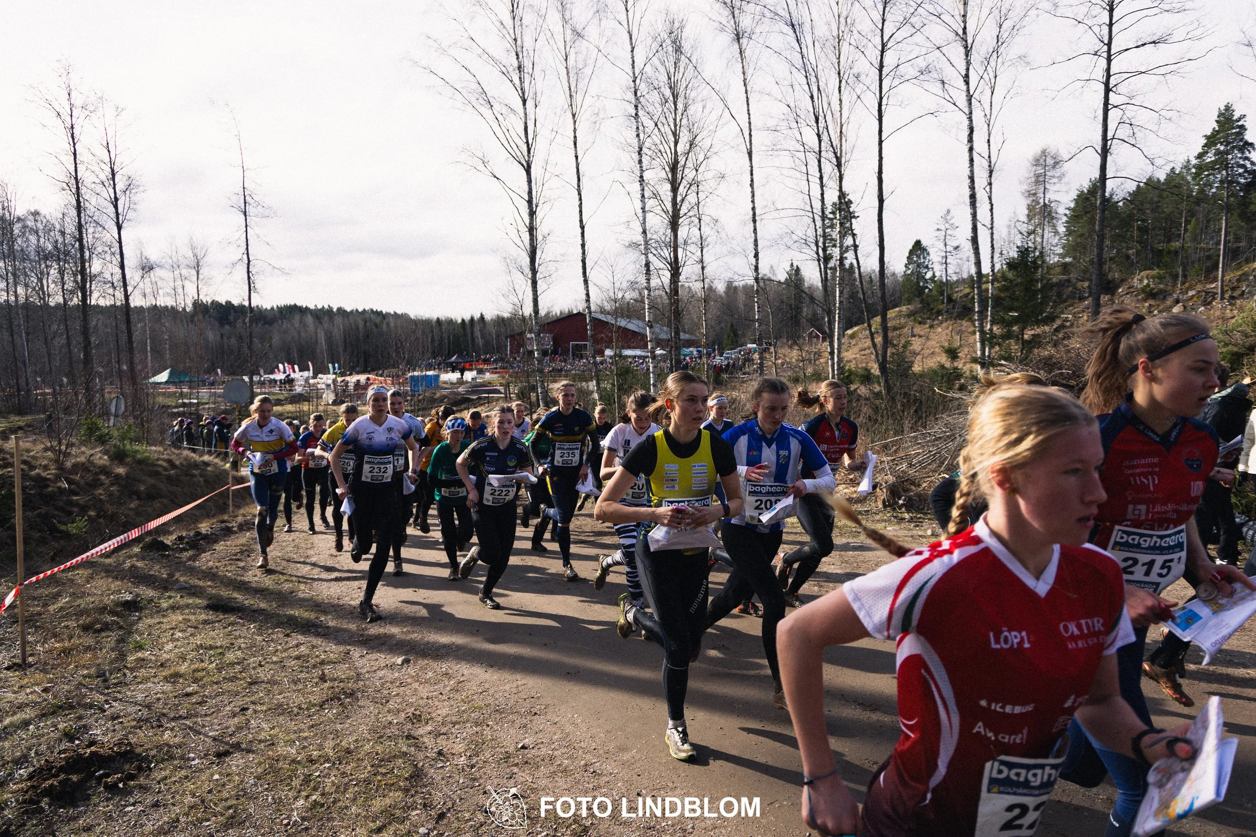 A scene from Kolmårdskavlen, the opening stage of the Swedish relay league 2026, captured by Foto Lindblom.