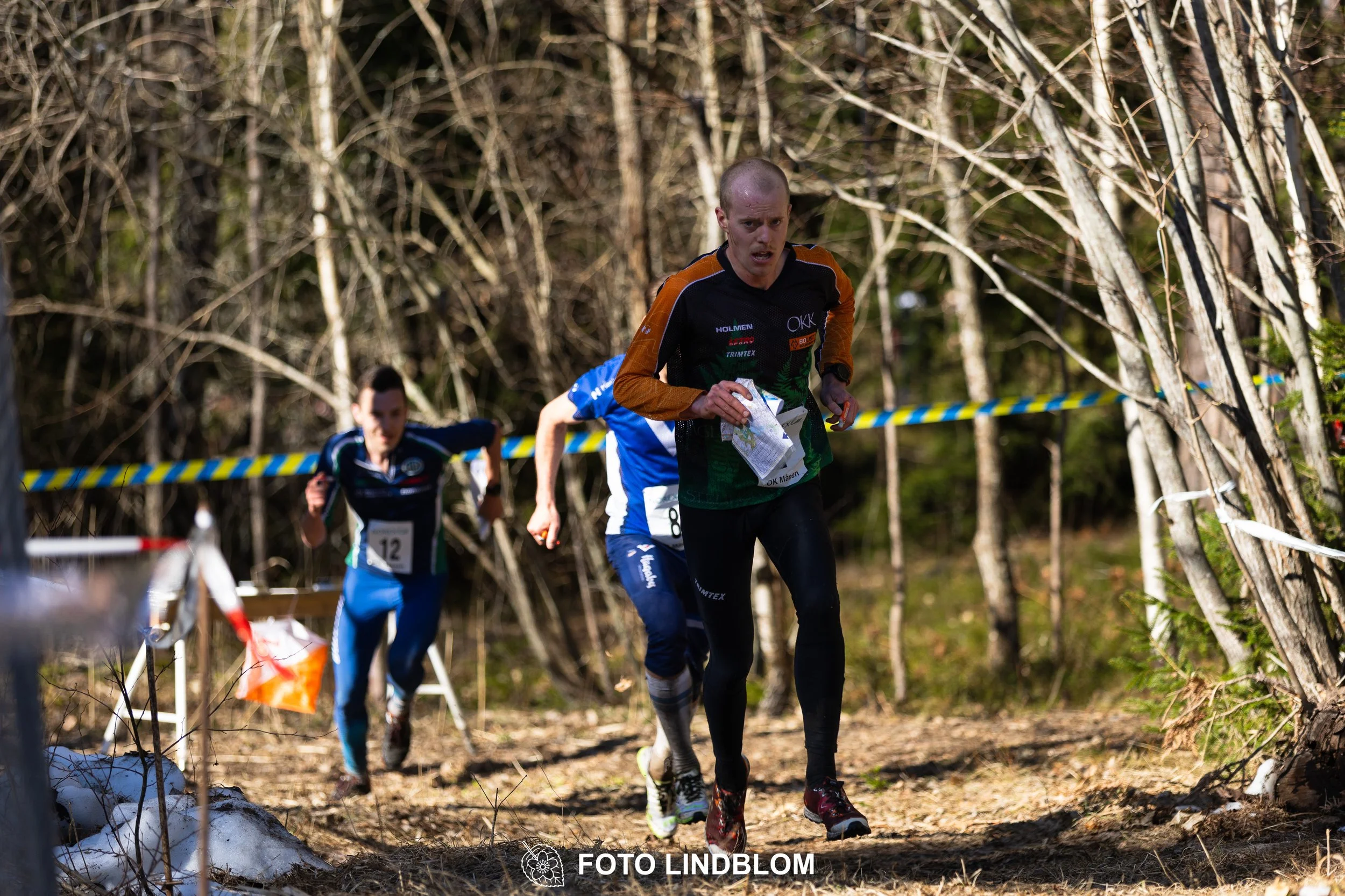 Team relay action at Måsenstafetten 2026, an orienteering competition in forest terrain, photographed by Foto Lindblom.