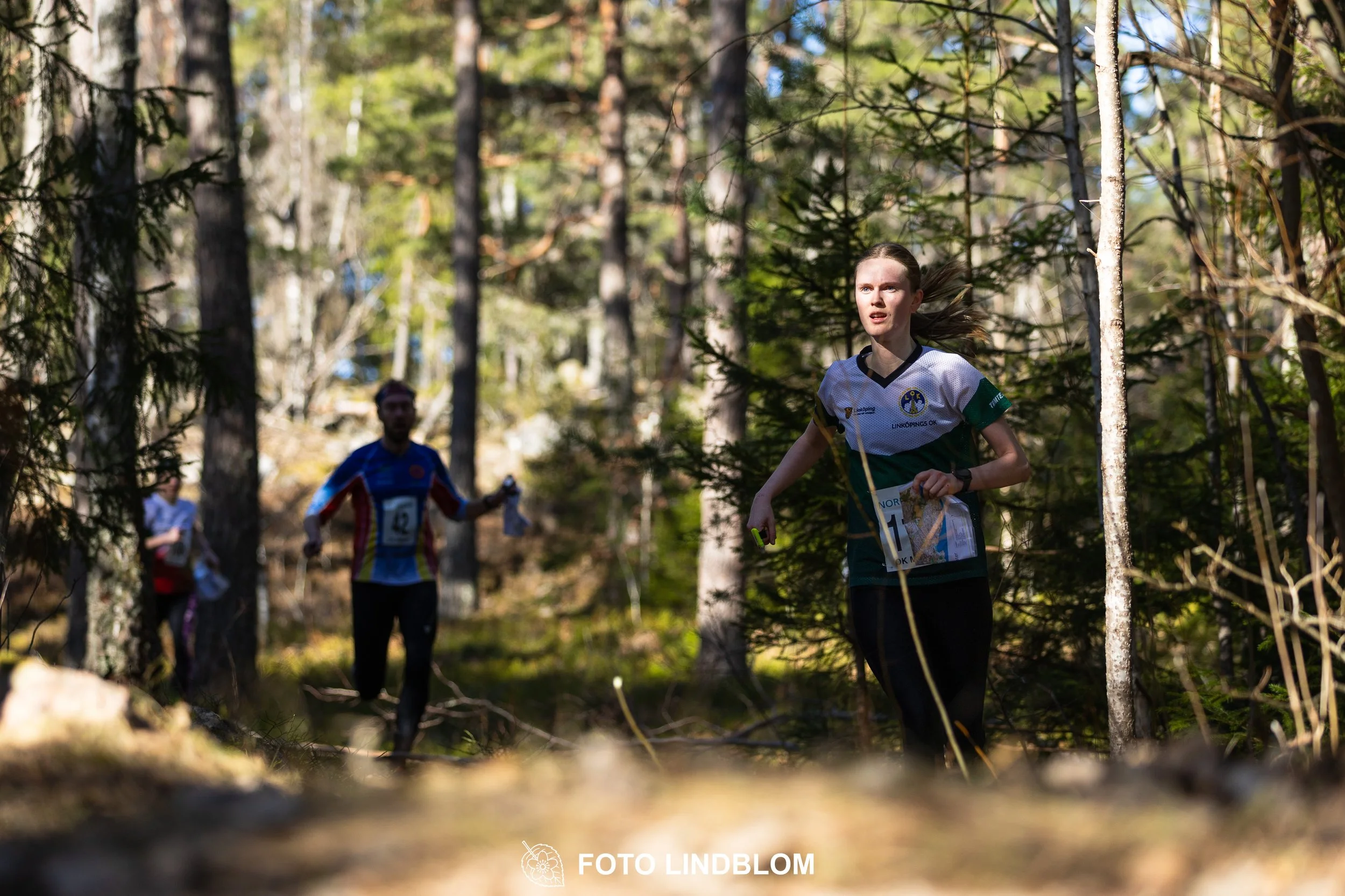 Orienteering relay race at Måsenstafetten 2026, featuring club teams navigating with map and compass, captured by Foto Lindblom.