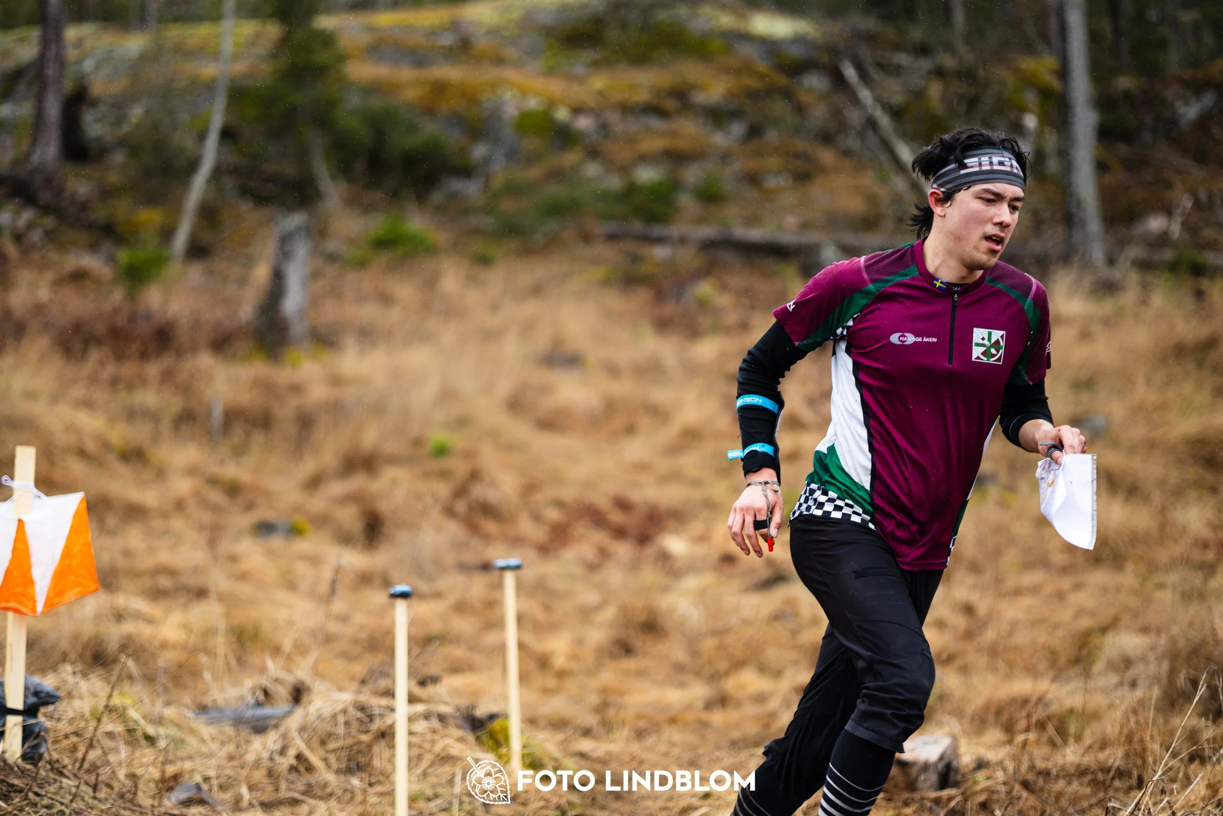 A moment from a middle distance orienteering race in Kolmården during the Swedish League 2026, captured by Foto Lindblom.