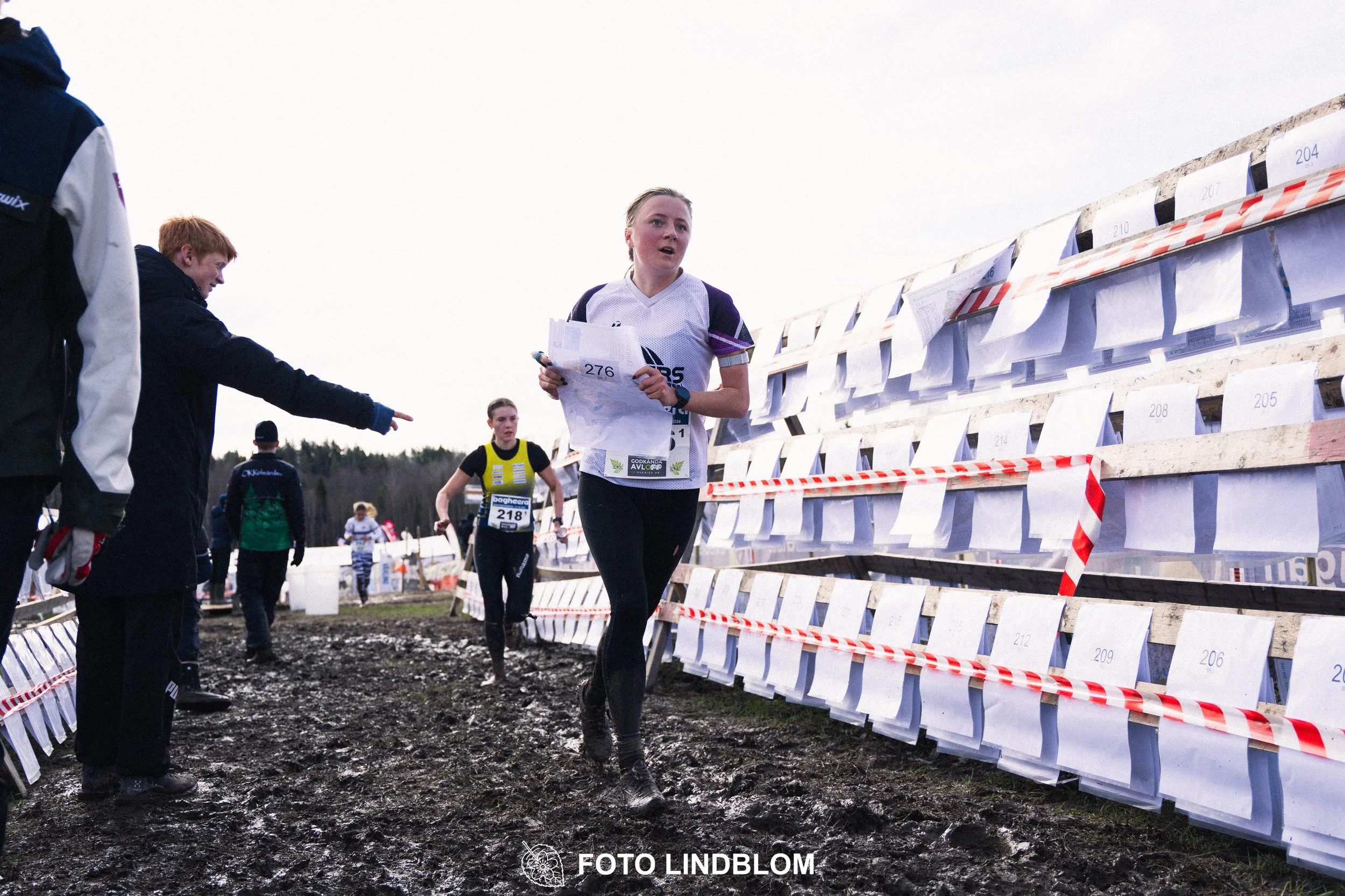 A scene from Kolmårdskavlen, the opening stage of the Swedish relay league 2026, captured by Foto Lindblom.