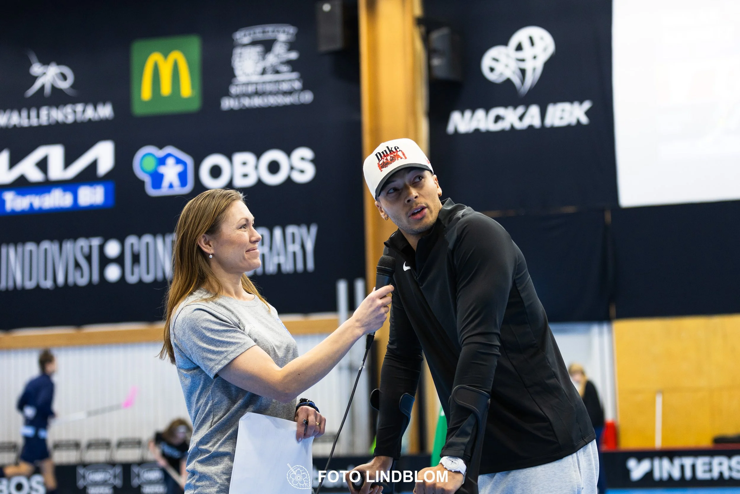 A picture of men playing floorball in Nacka IBK and FBC Sollentuna team gear