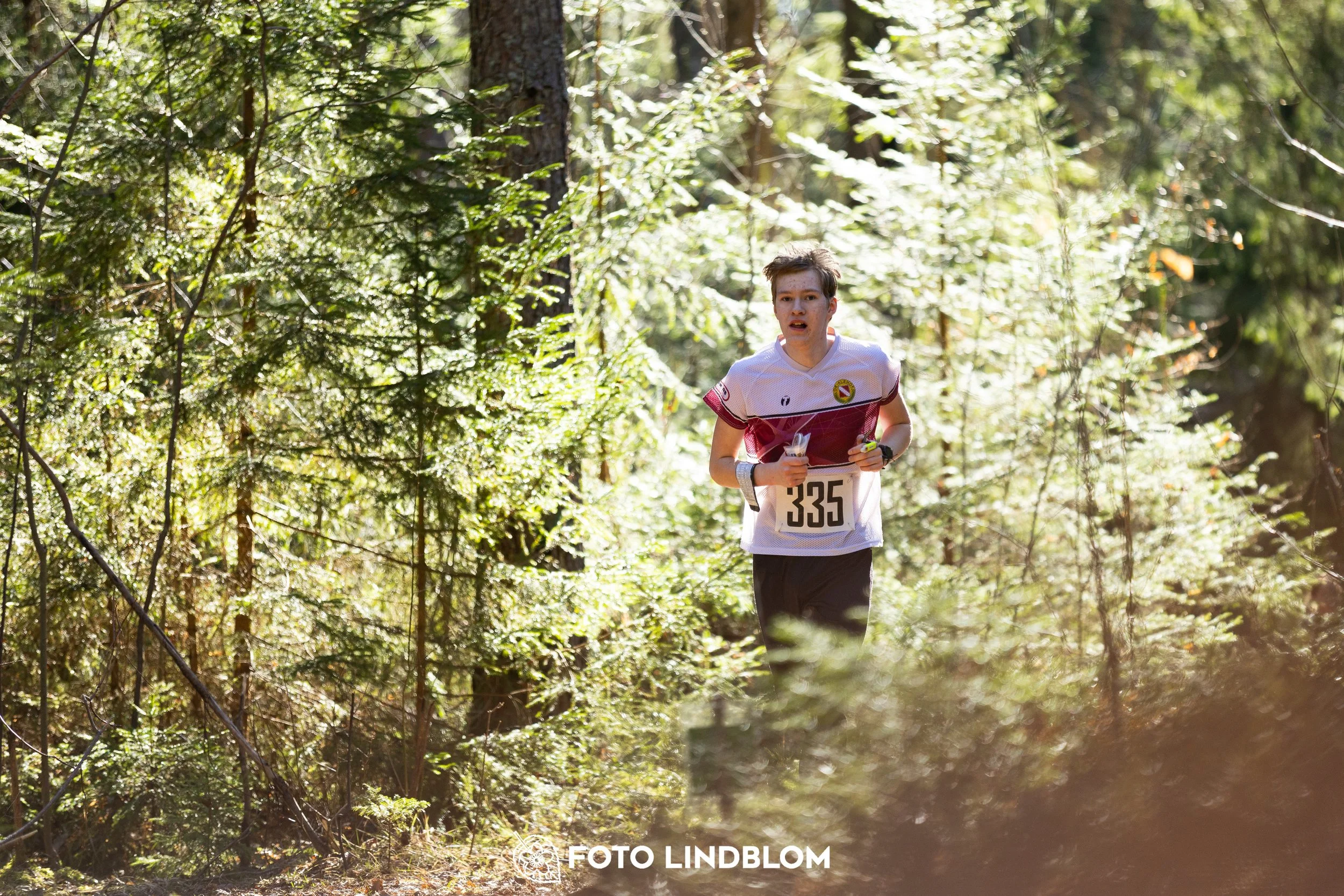 Forest orienteering action at Nyköpingsorienteringen 2026, documented in this photo by Foto Lindblom.