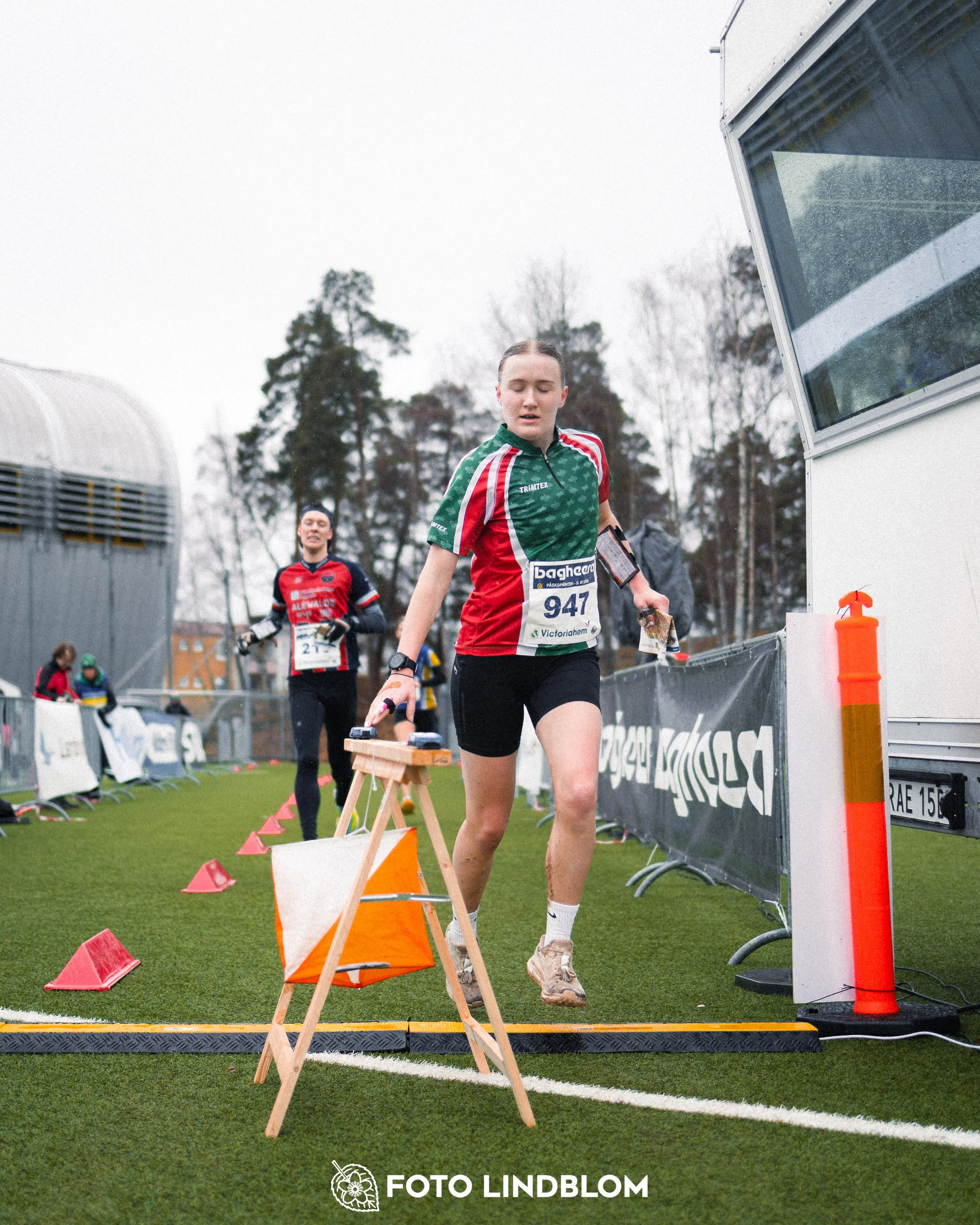 A scene from the opening Swedish League orienteering event of 2026 held in Rinkeby, captured by Foto Lindblom.