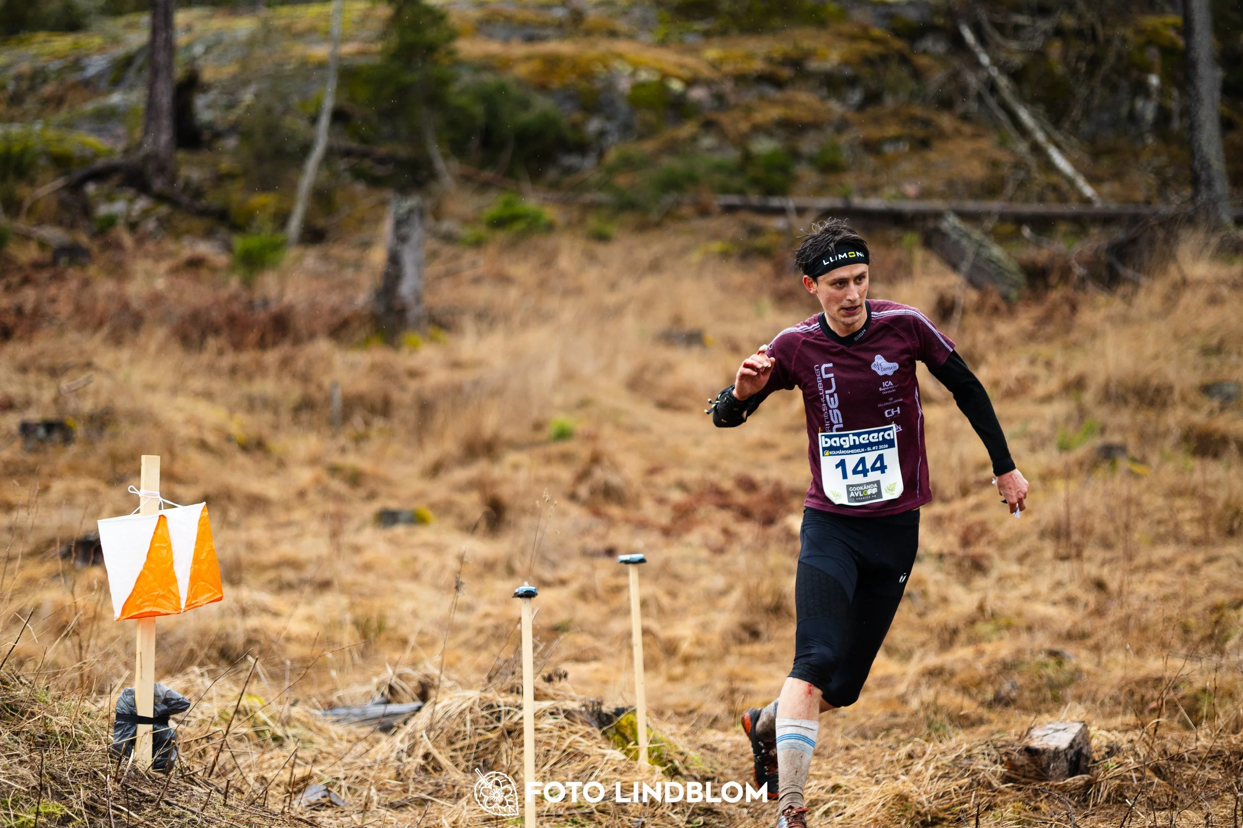A moment from the 2026 Swedish League middle distance orienteering event in Kolmården, captured by Foto Lindblom.