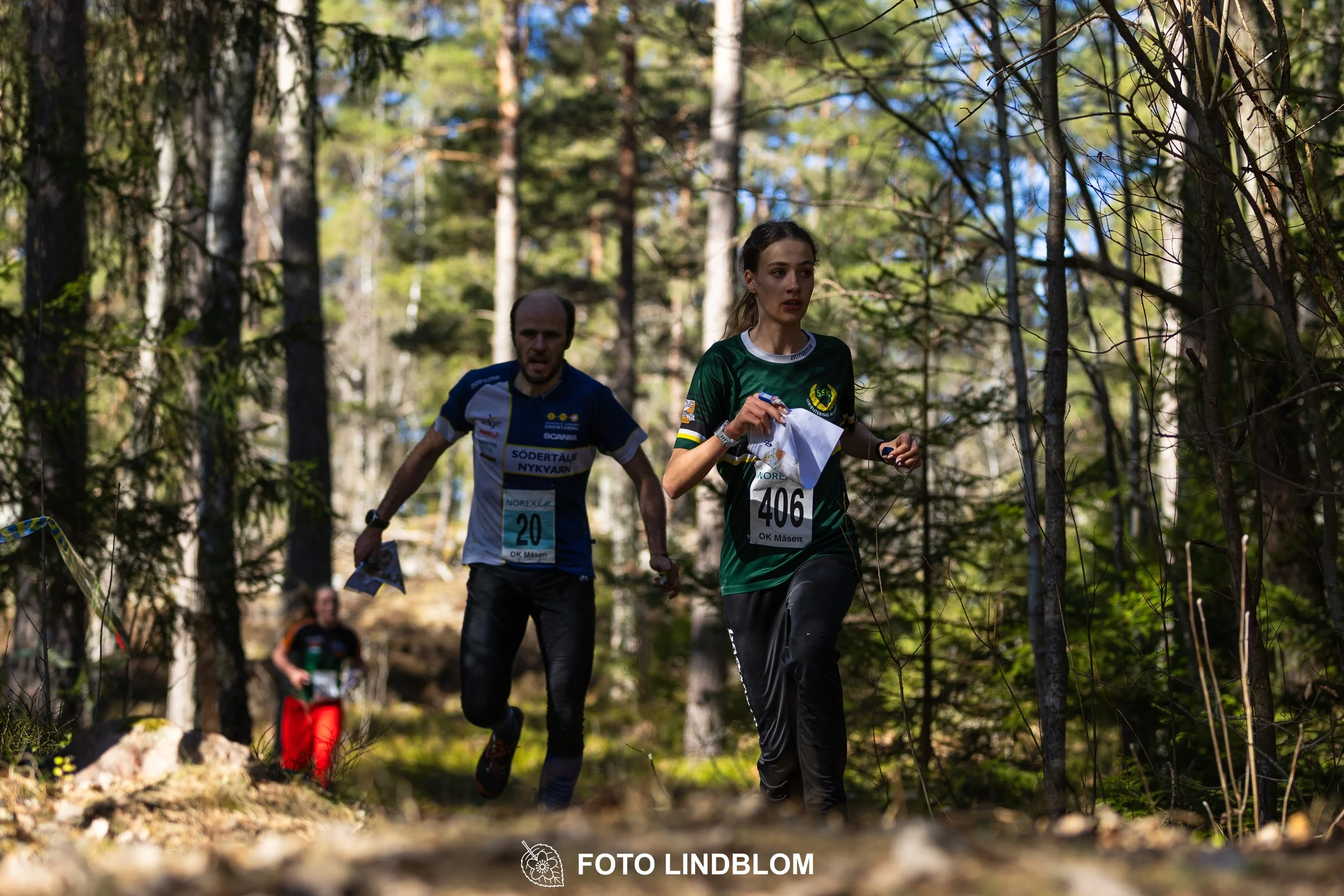 An image from the orienteering relay Måsenstafetten 2026, showing athletes in forest terrain, shot by Foto Lindblom.