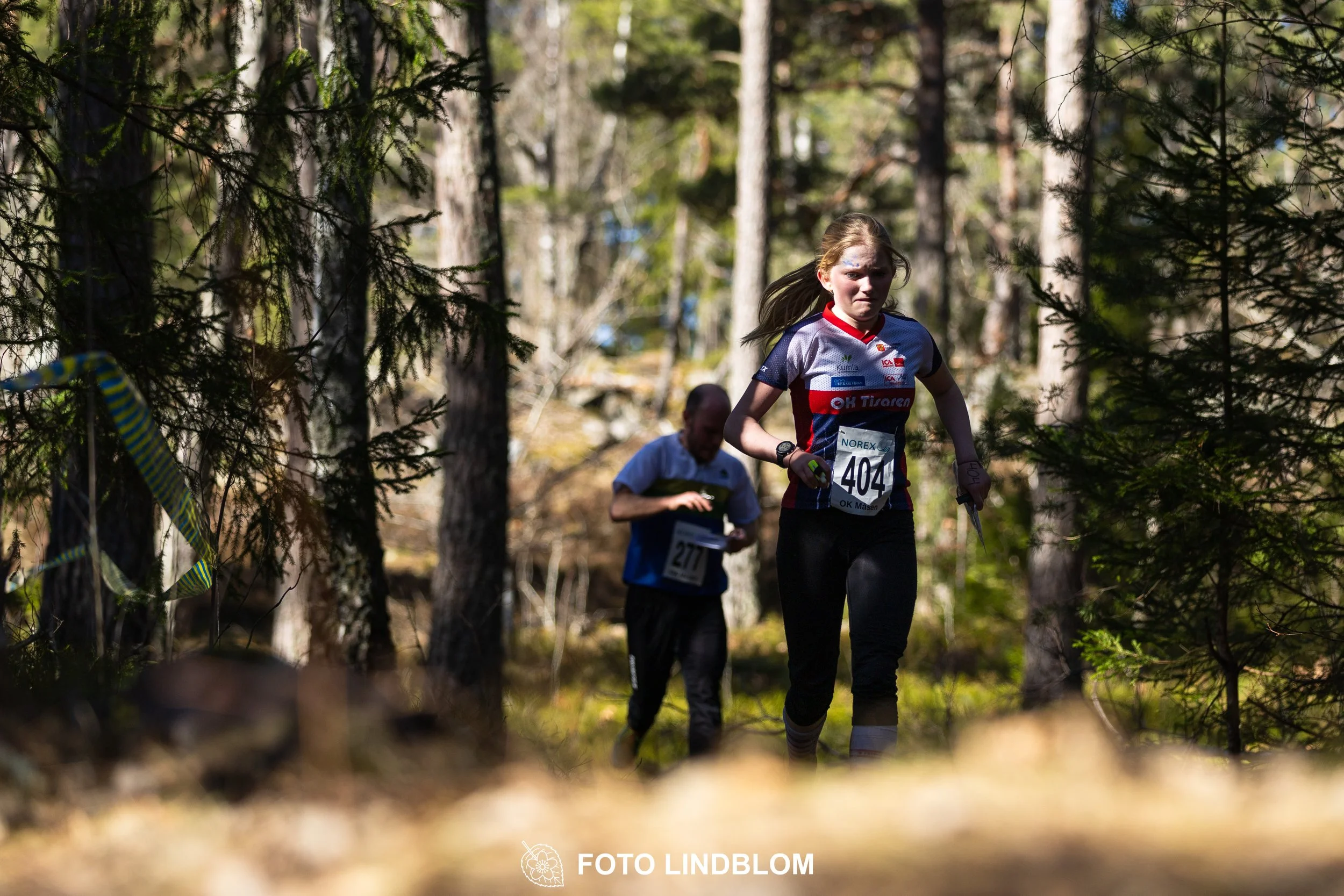 Photo of competitors during the Måsenstafetten 2026 team relay, taken in a wooded landscape by Foto Lindblom.