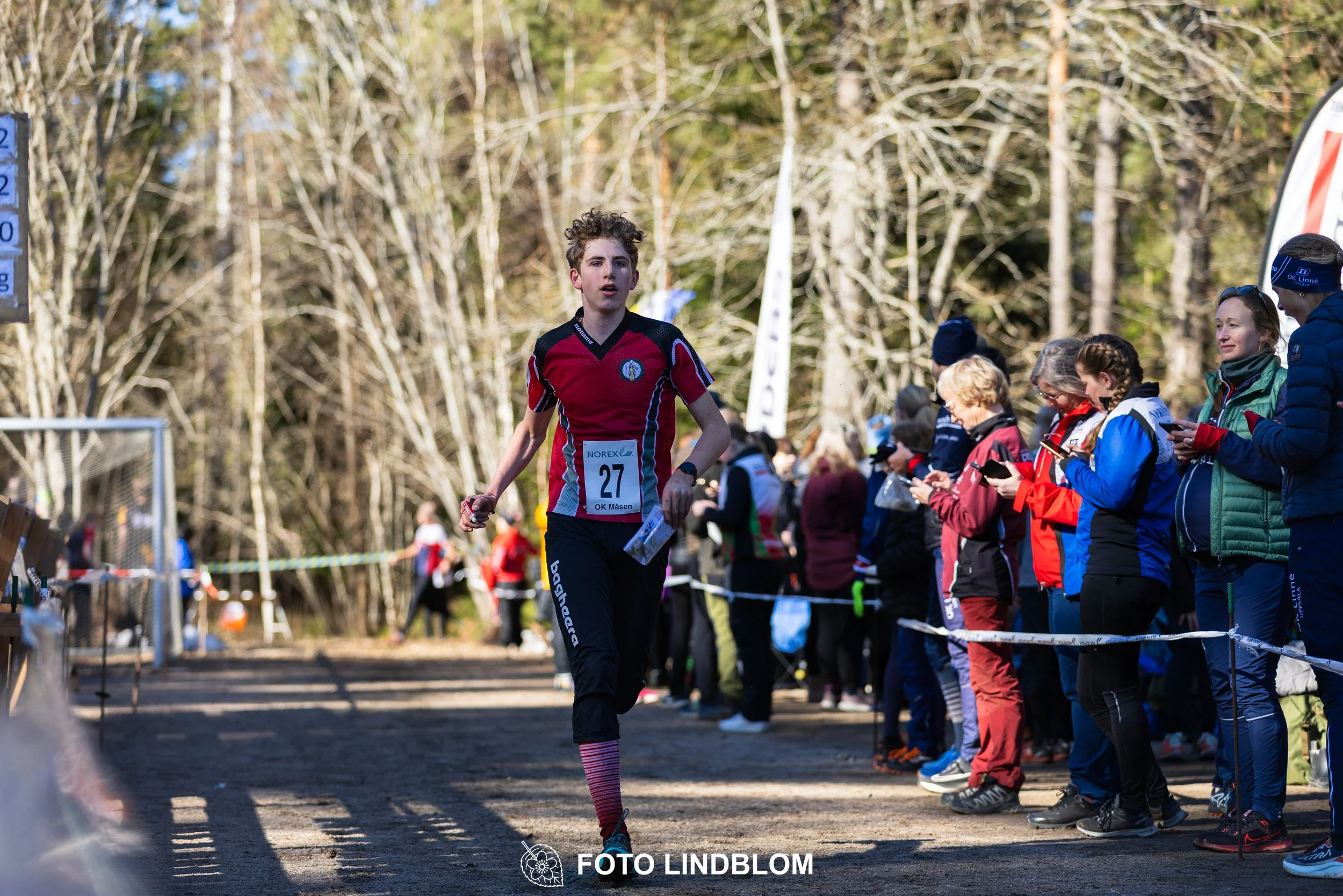 An image from the orienteering relay Måsenstafetten 2026, showing athletes in forest terrain, shot by Foto Lindblom.