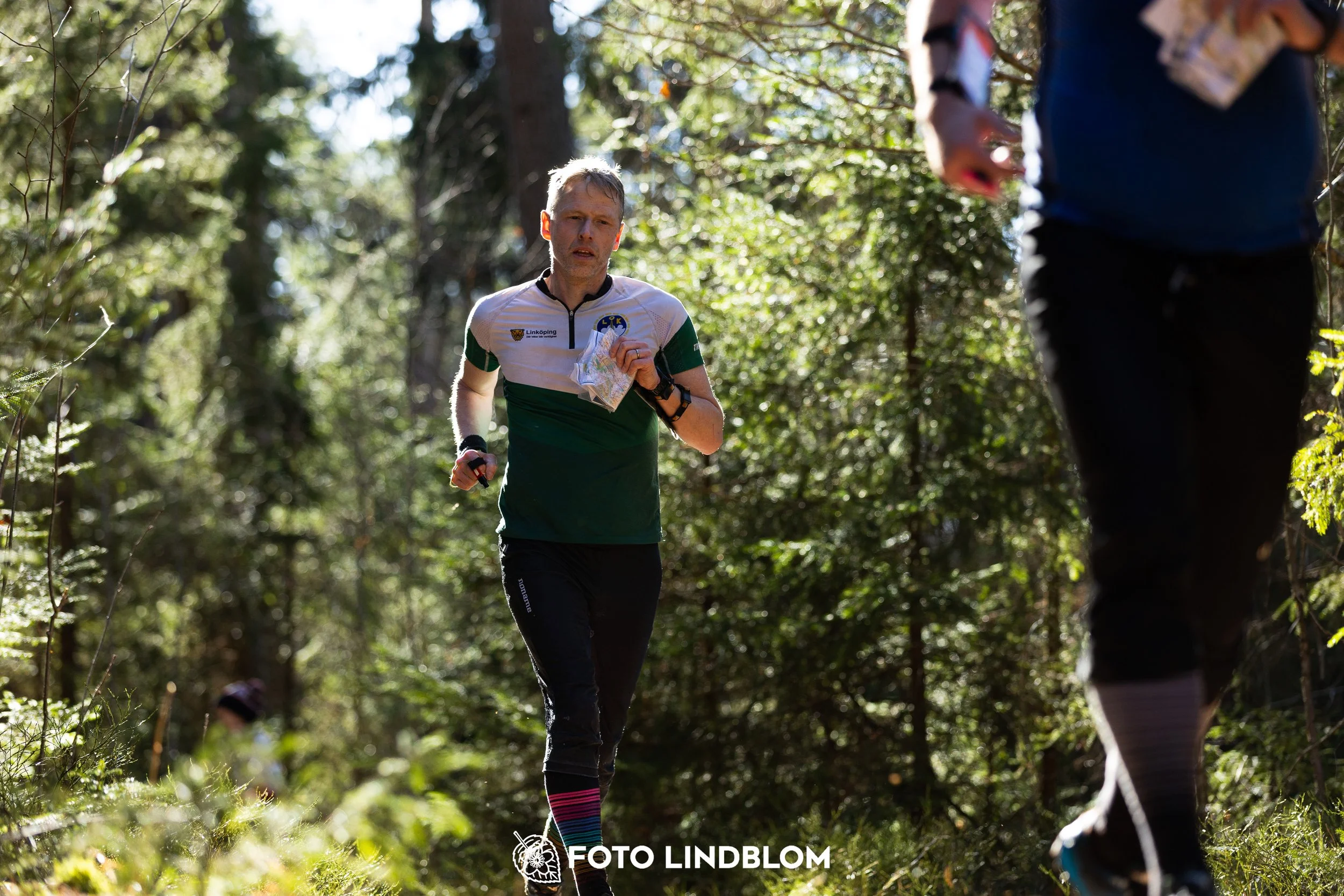 Forest orienteering action at Nyköpingsorienteringen 2026, documented in this photo by Foto Lindblom.
