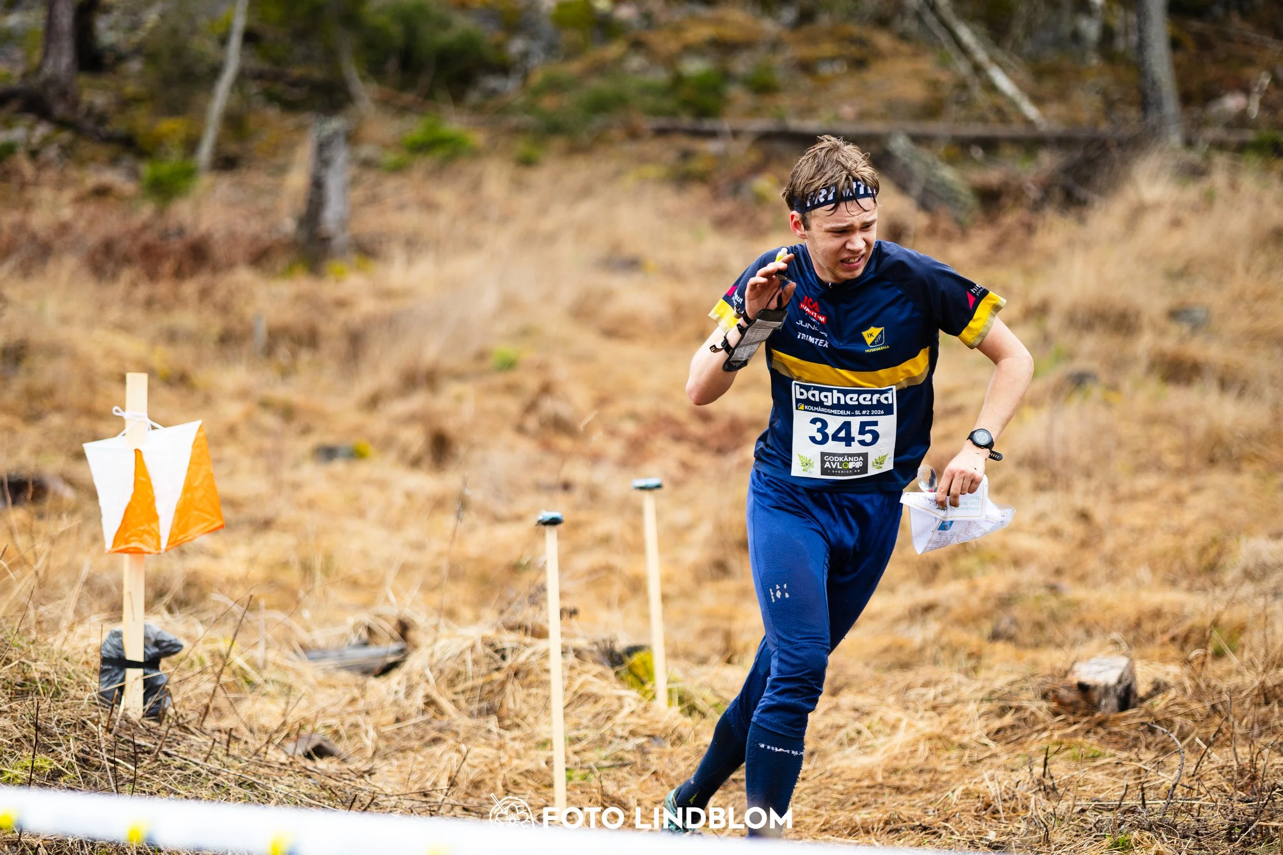 A moment from a middle distance orienteering race in Kolmården during the Swedish League 2026, captured by Foto Lindblom.