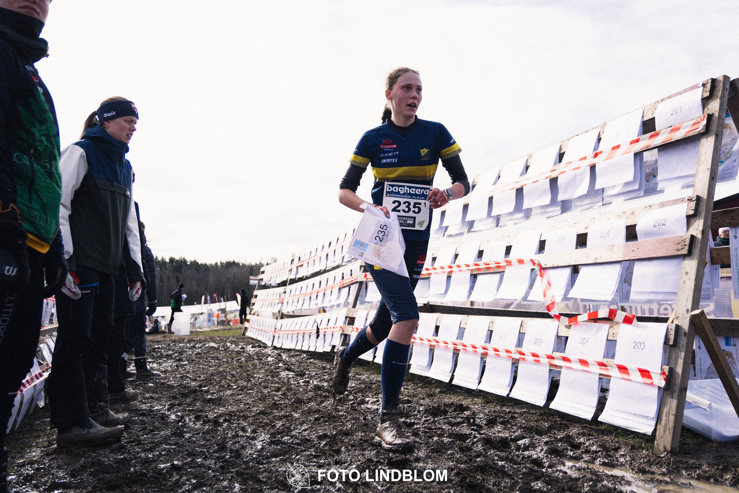 A photo from a Swedish relay orienteering event in Kolmården 2026, captured by Foto Lindblom.