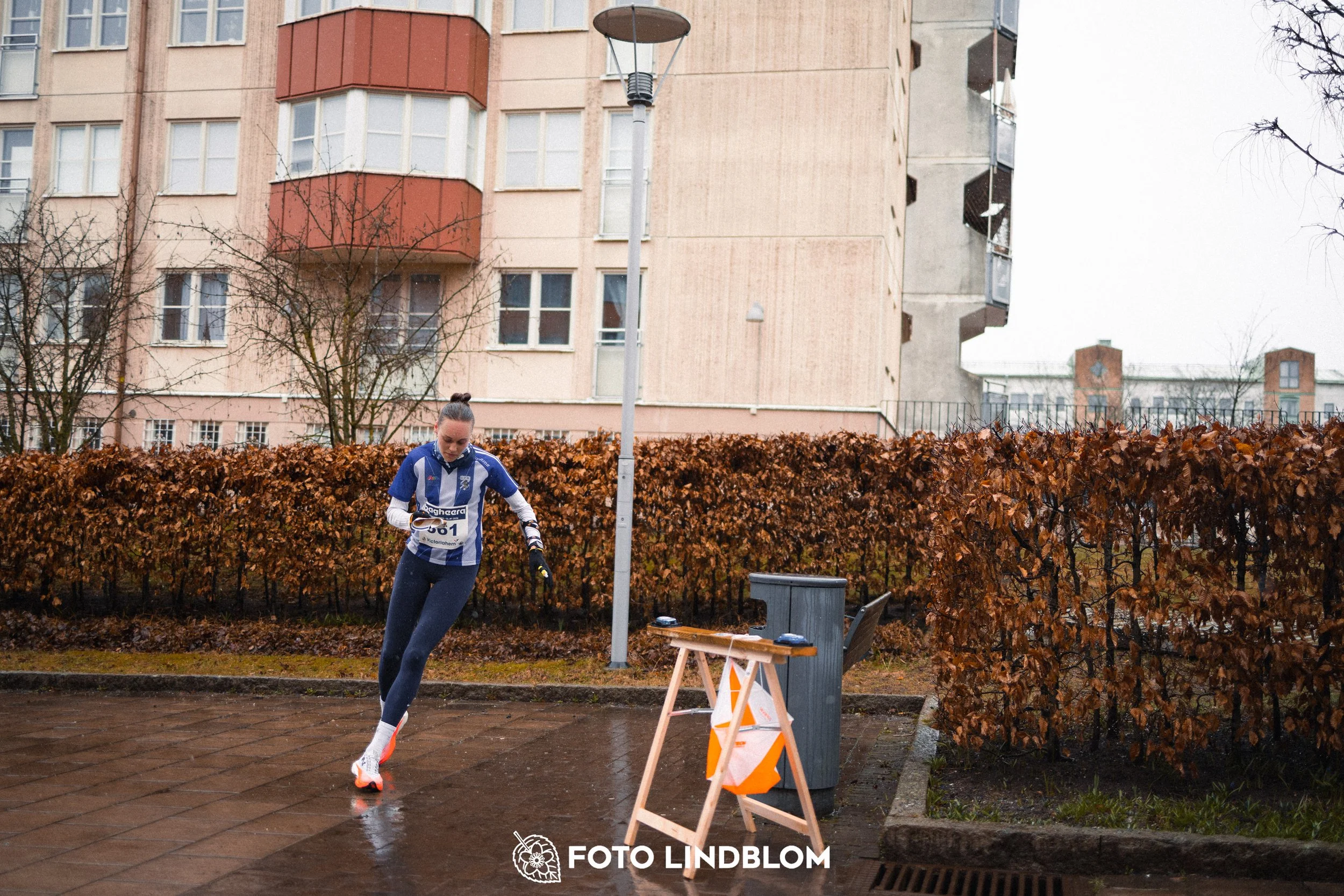 A moment from an urban orienteering race during the Swedish League event in Rinkeby Stockholm 2026, captured by Foto Lindblom.