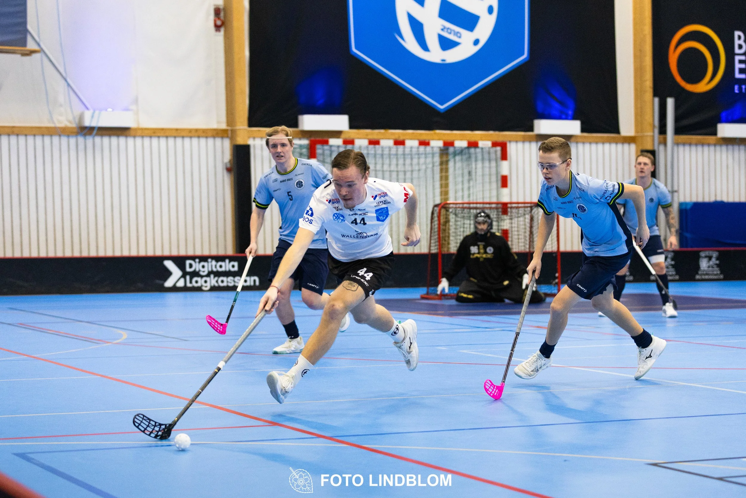 A picture of men playing floorball in Nacka IBK and FBC Sollentuna team gear