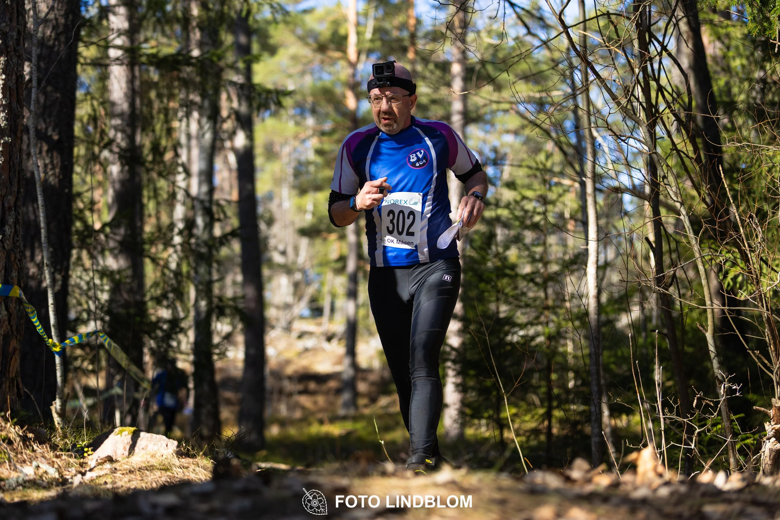 Team relay action at Måsenstafetten 2026, an orienteering competition in forest terrain, photographed by Foto Lindblom.