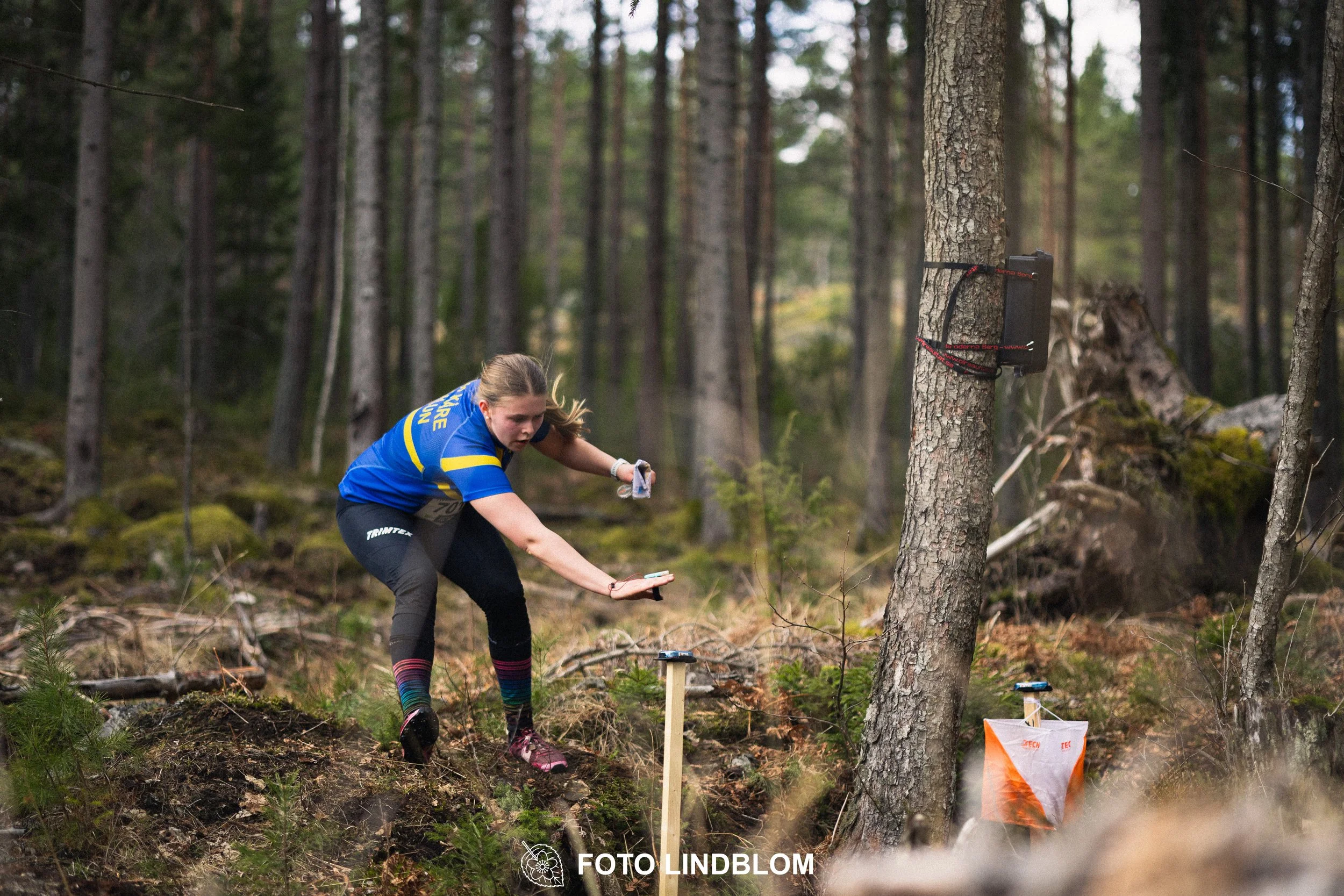 A photo from a relay race in Kolmården during the Swedish orienteering season 2026, captured by Foto Lindblom.