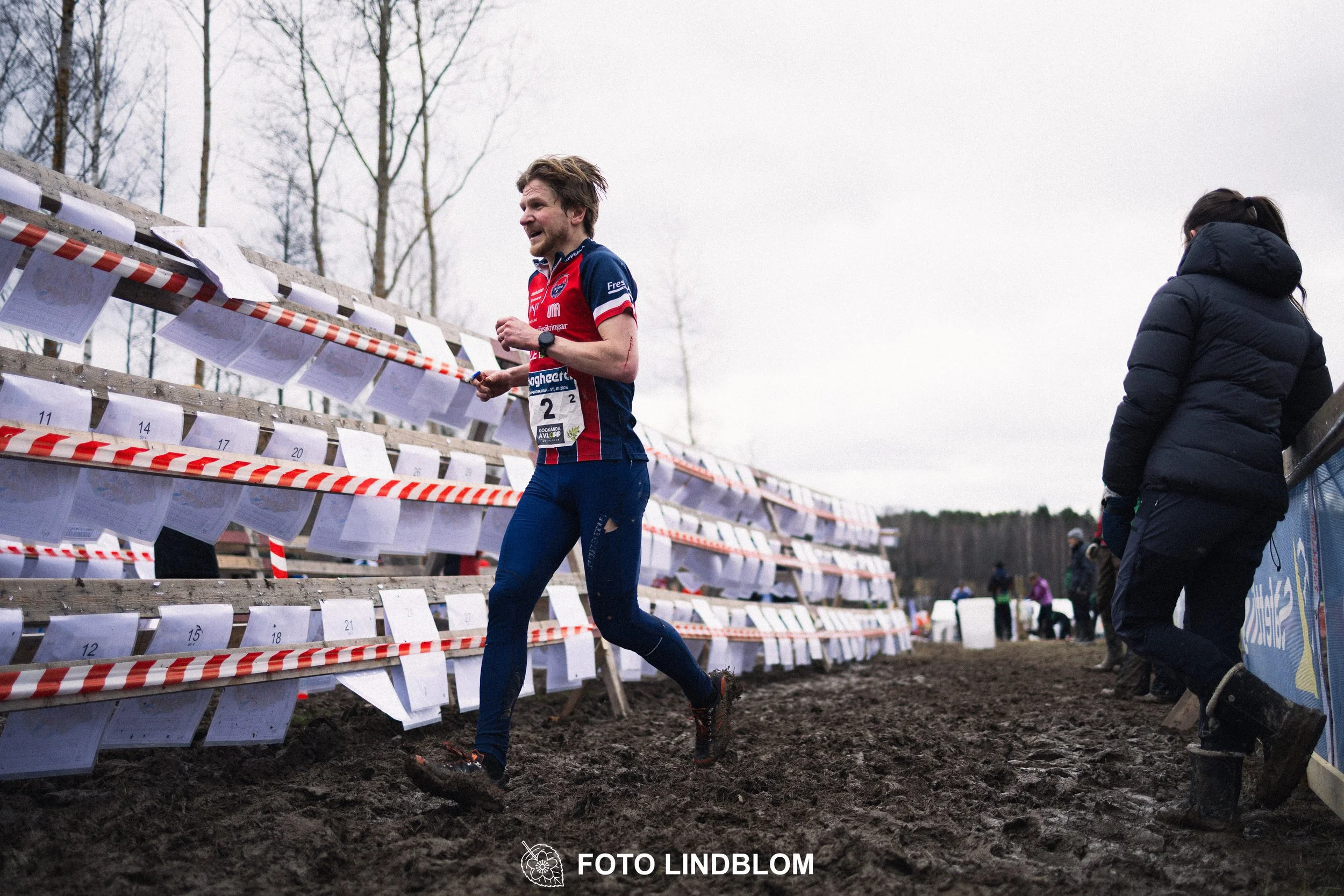 A scene from Kolmårdskavlen, the opening stage of the Swedish relay league 2026, captured by Foto Lindblom.