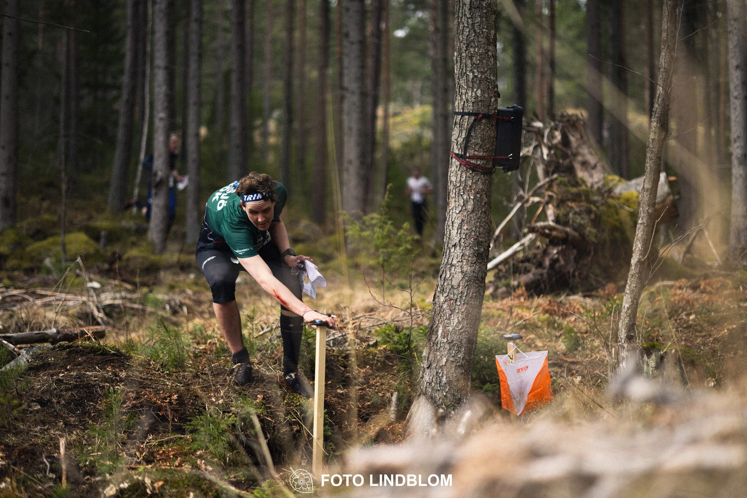 A photo from a Swedish relay orienteering event in Kolmården 2026, captured by Foto Lindblom.