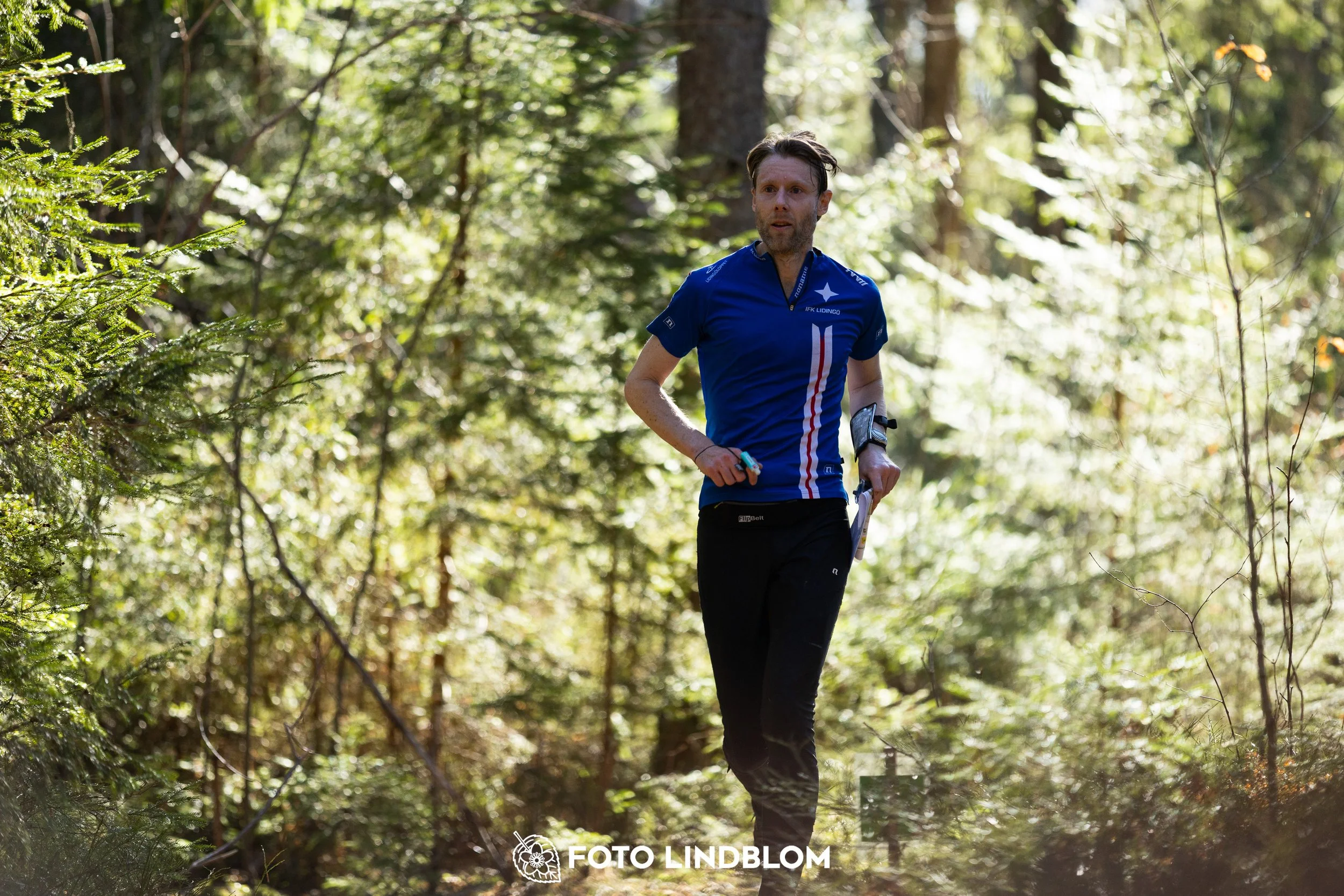 Orienteering competition scene from Nyköpingsorienteringen 2026 in Sweden’s natural forest environment, captured by Foto Lindblom.