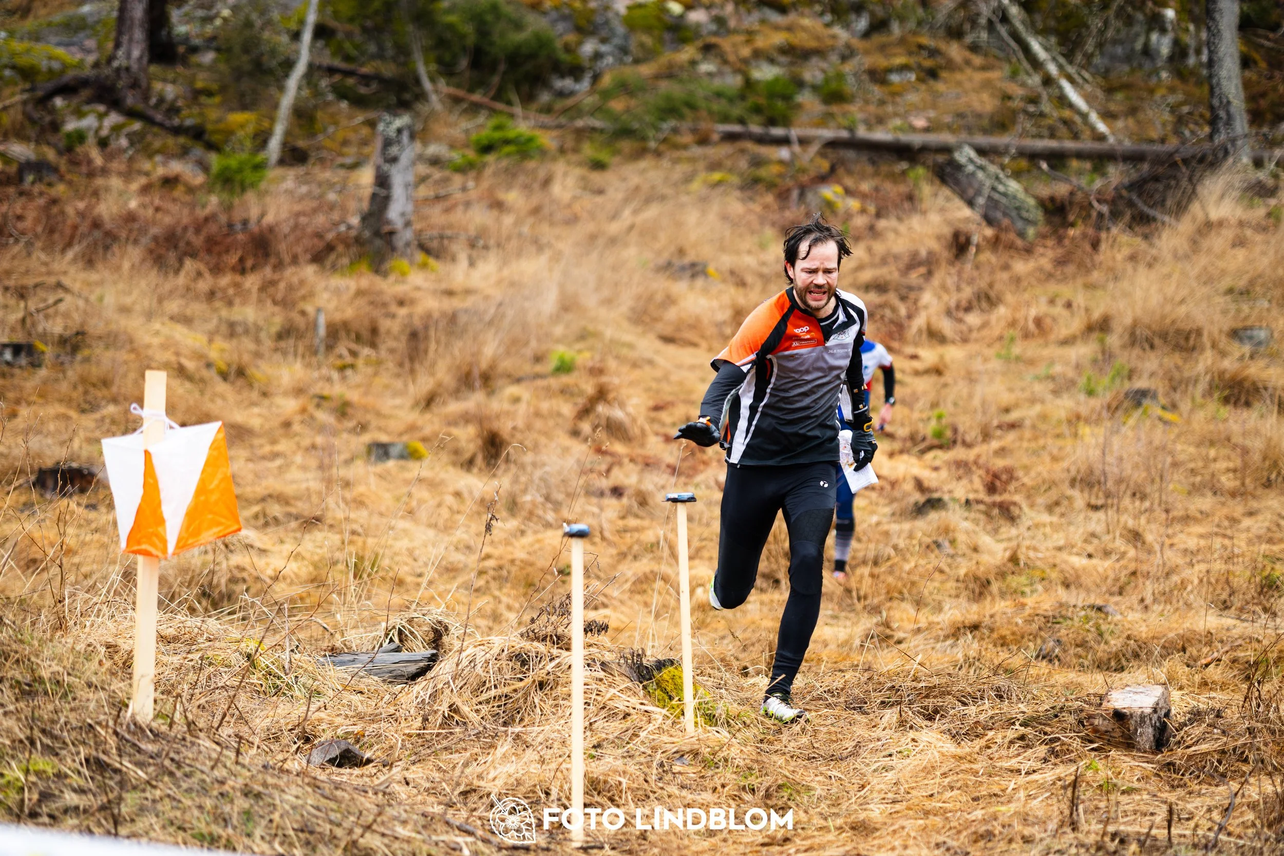 A moment from the 2026 Swedish League middle distance orienteering event in Kolmården, captured by Foto Lindblom.