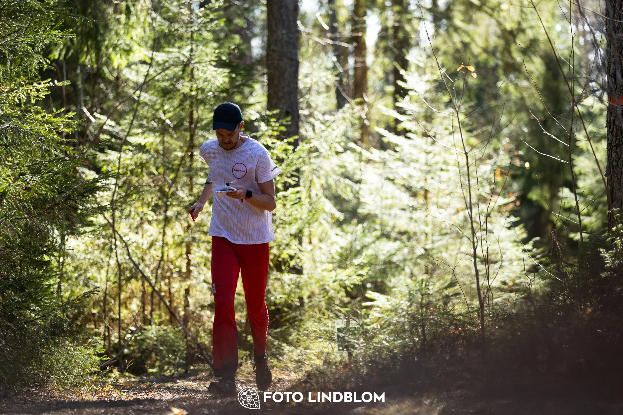 Forest orienteering action at Nyköpingsorienteringen 2026, documented in this photo by Foto Lindblom.