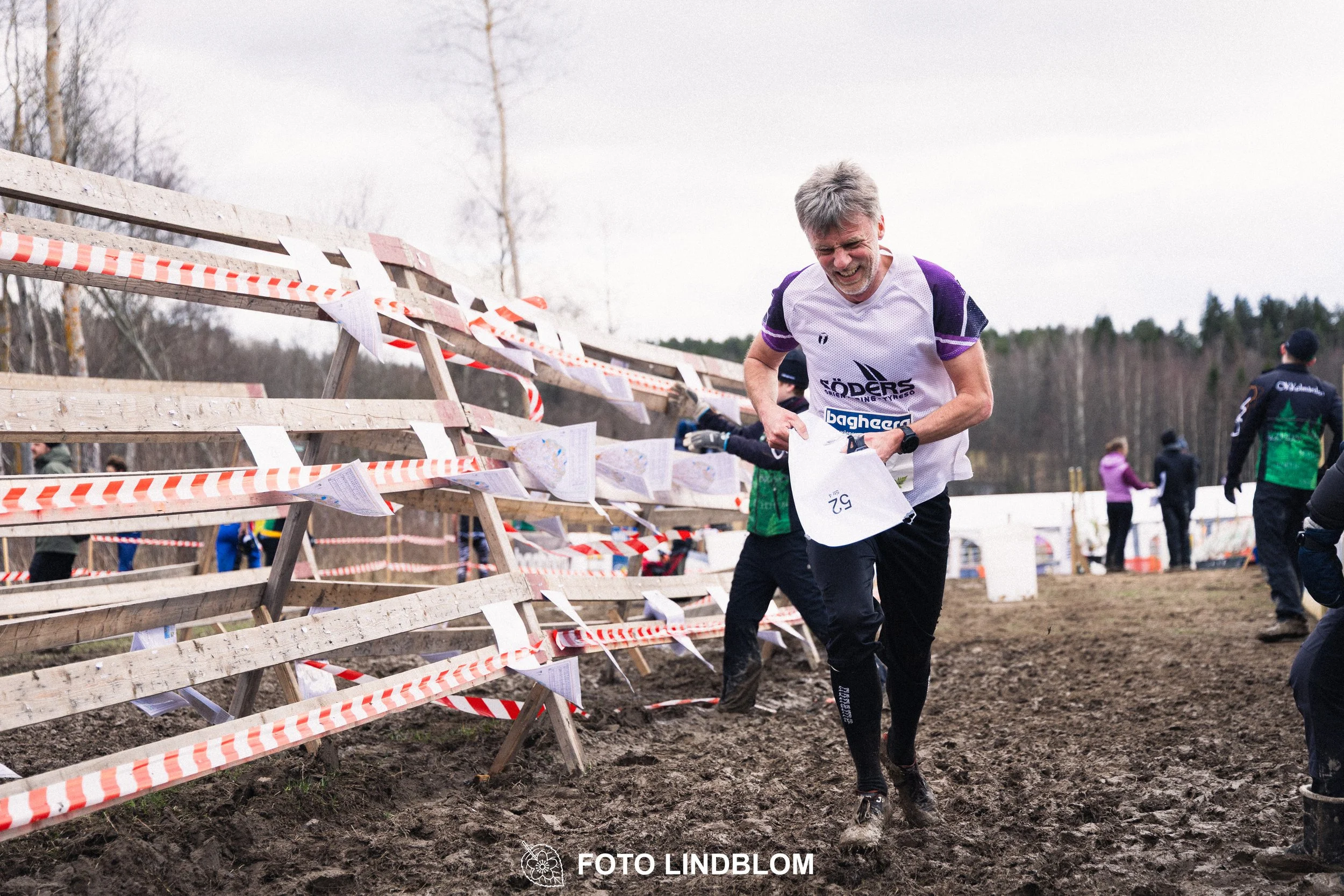 A photo from a relay race in Kolmården during the Swedish orienteering season 2026, captured by Foto Lindblom.