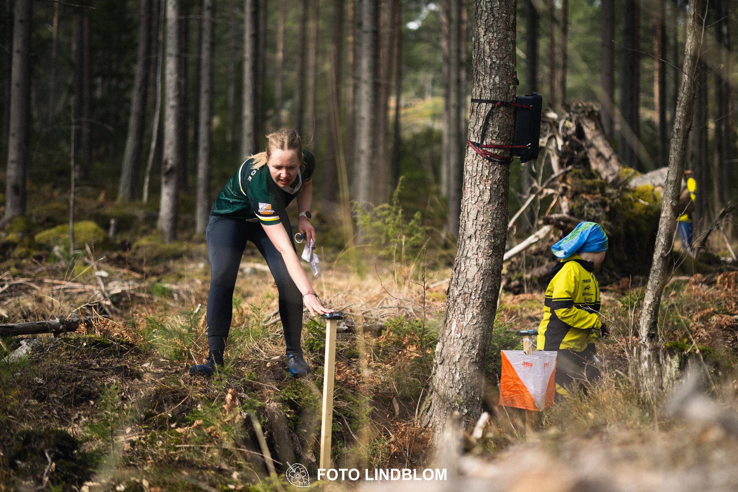 A photo from an orienteering relay race in Kolmården during spring 2026, captured by Foto Lindblom.