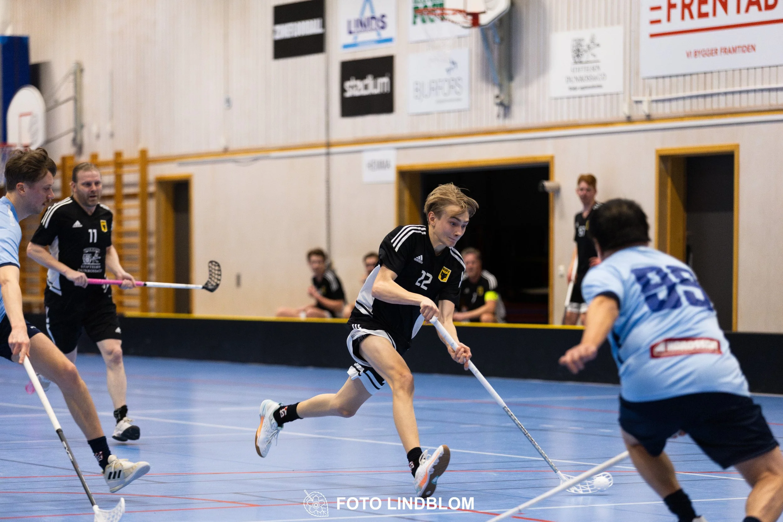 A picture of men playing floorball in Ingarö IF and Älvsjö AIK IBF team gear