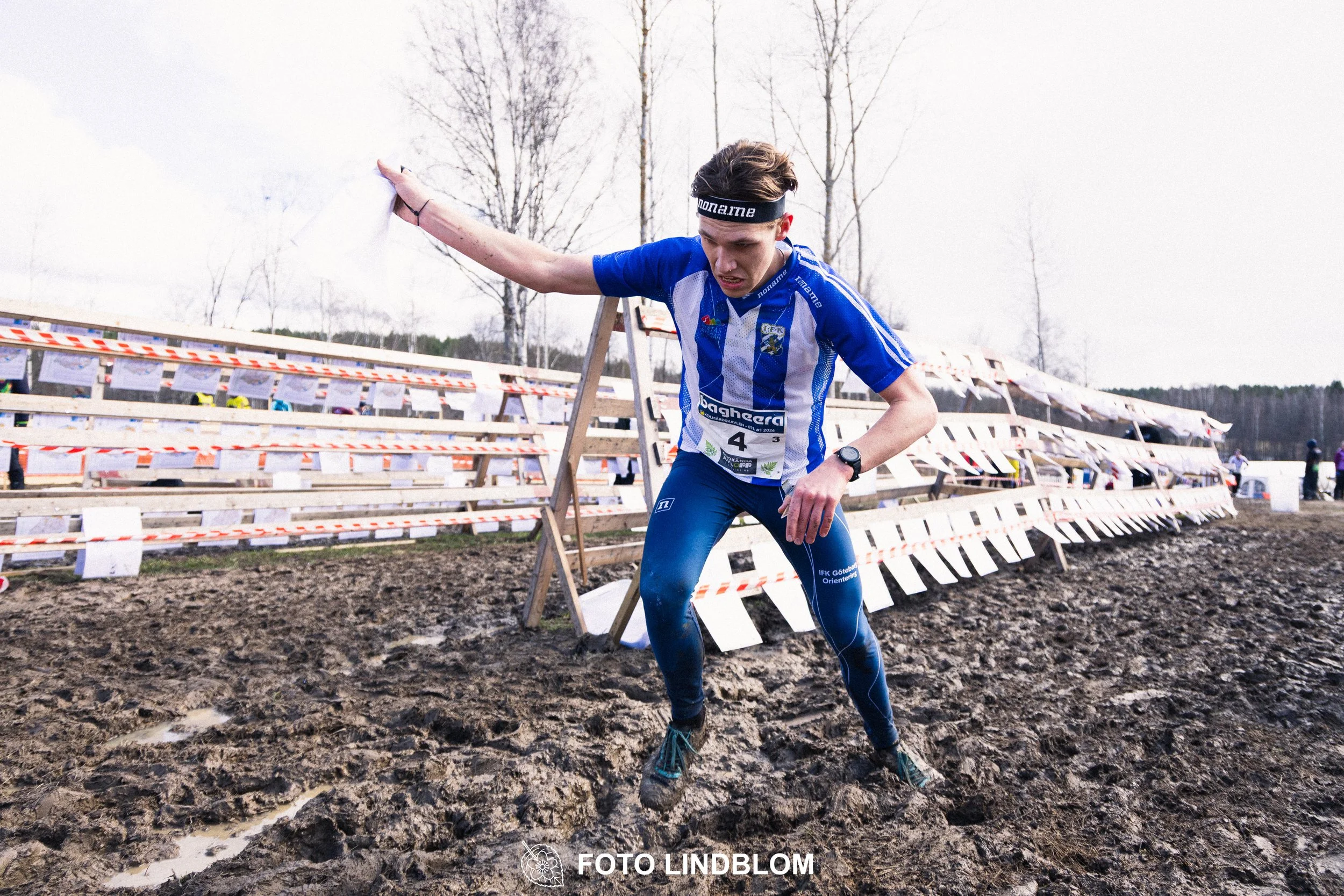 A photo from a relay race in Kolmården during the Swedish orienteering season 2026, captured by Foto Lindblom.