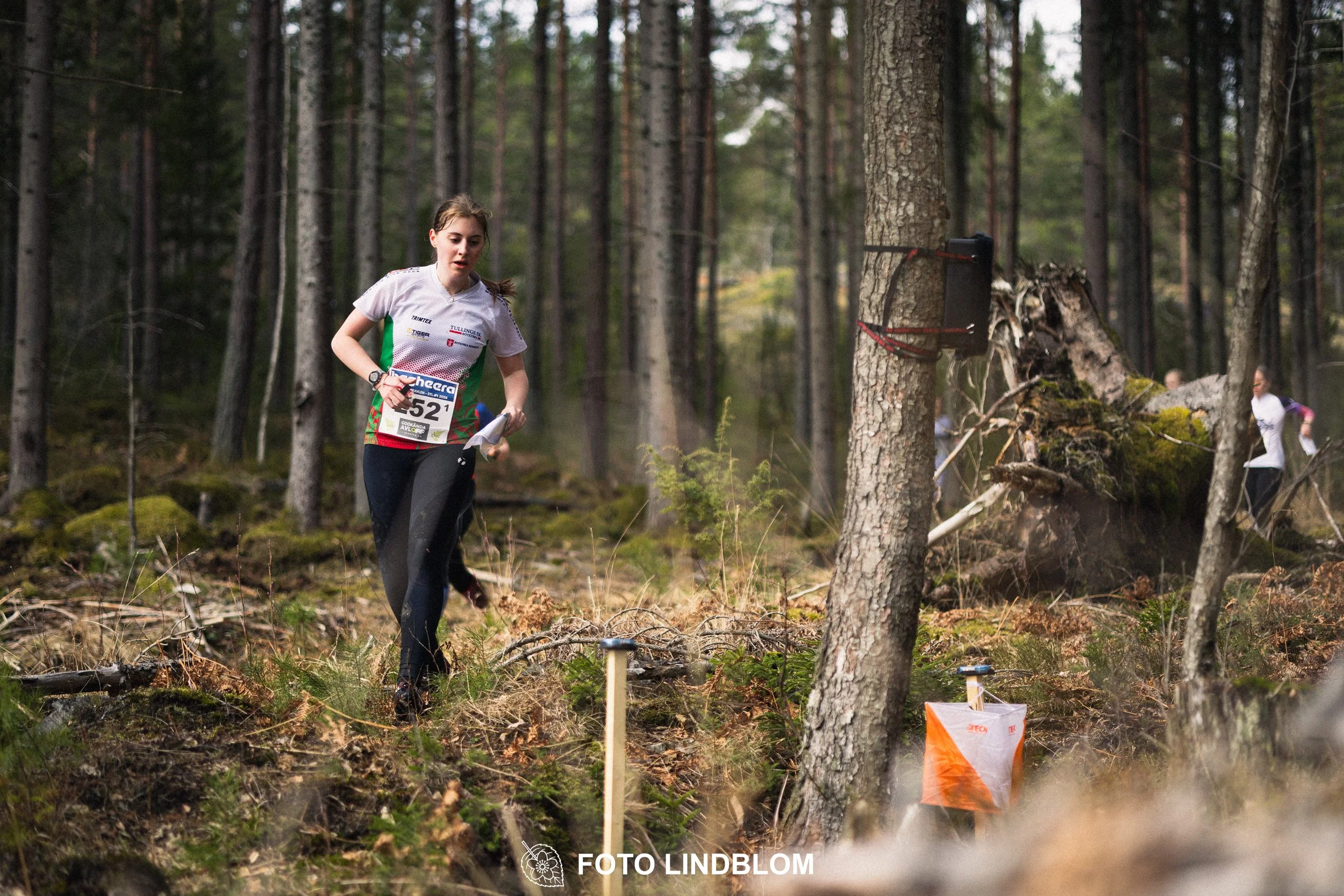 A photo from a relay orienteering competition in Kolmården during the 2026 Stafettligan season, captured by Foto Lindblom.