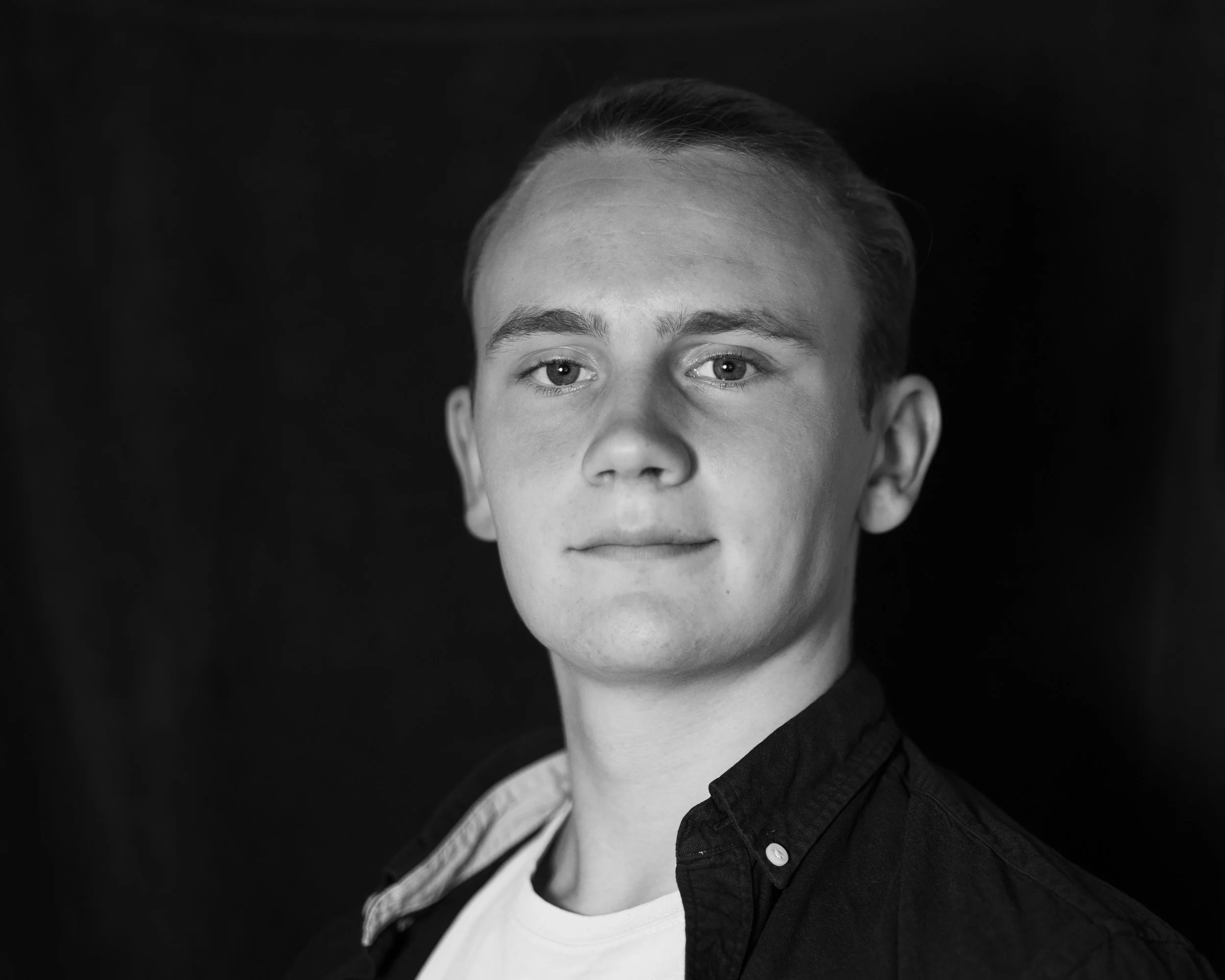 Black and white portrait of Rasmus Lindblom, the face of foto lindblom