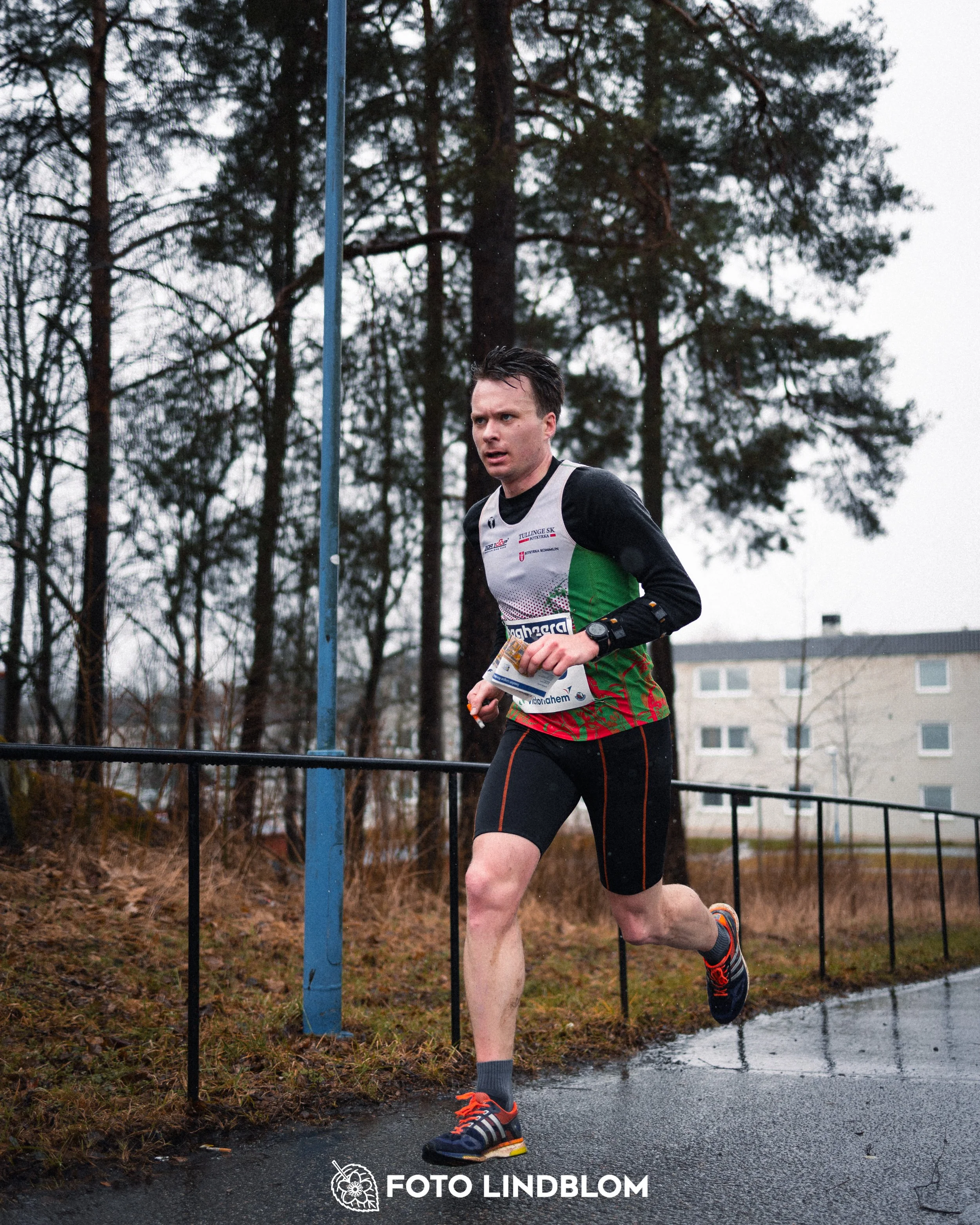 A moment from an urban orienteering race during the Swedish League event in Rinkeby Stockholm 2026, captured by Foto Lindblom.