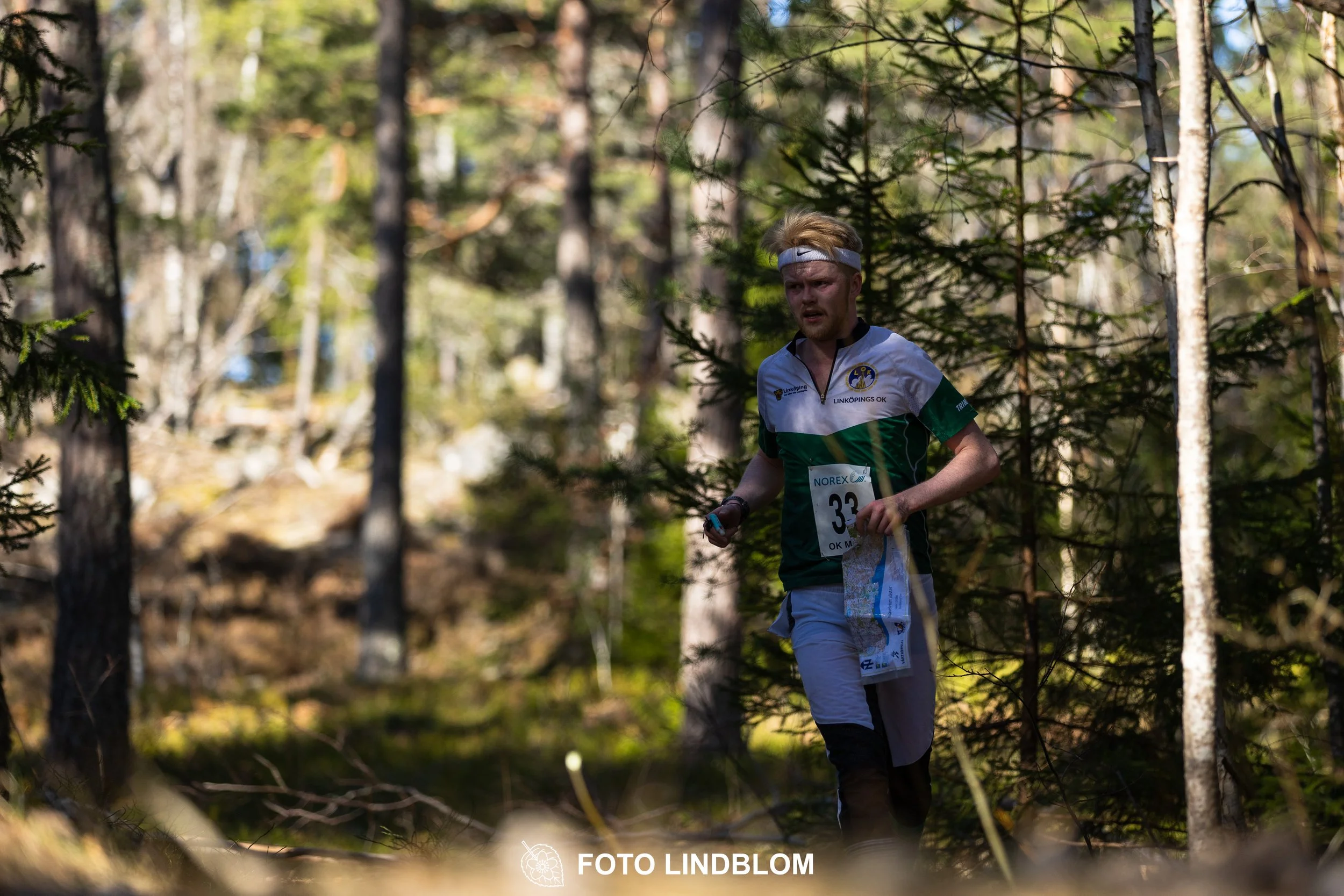 Photo of competitors during the Måsenstafetten 2026 team relay, taken in a wooded landscape by Foto Lindblom.