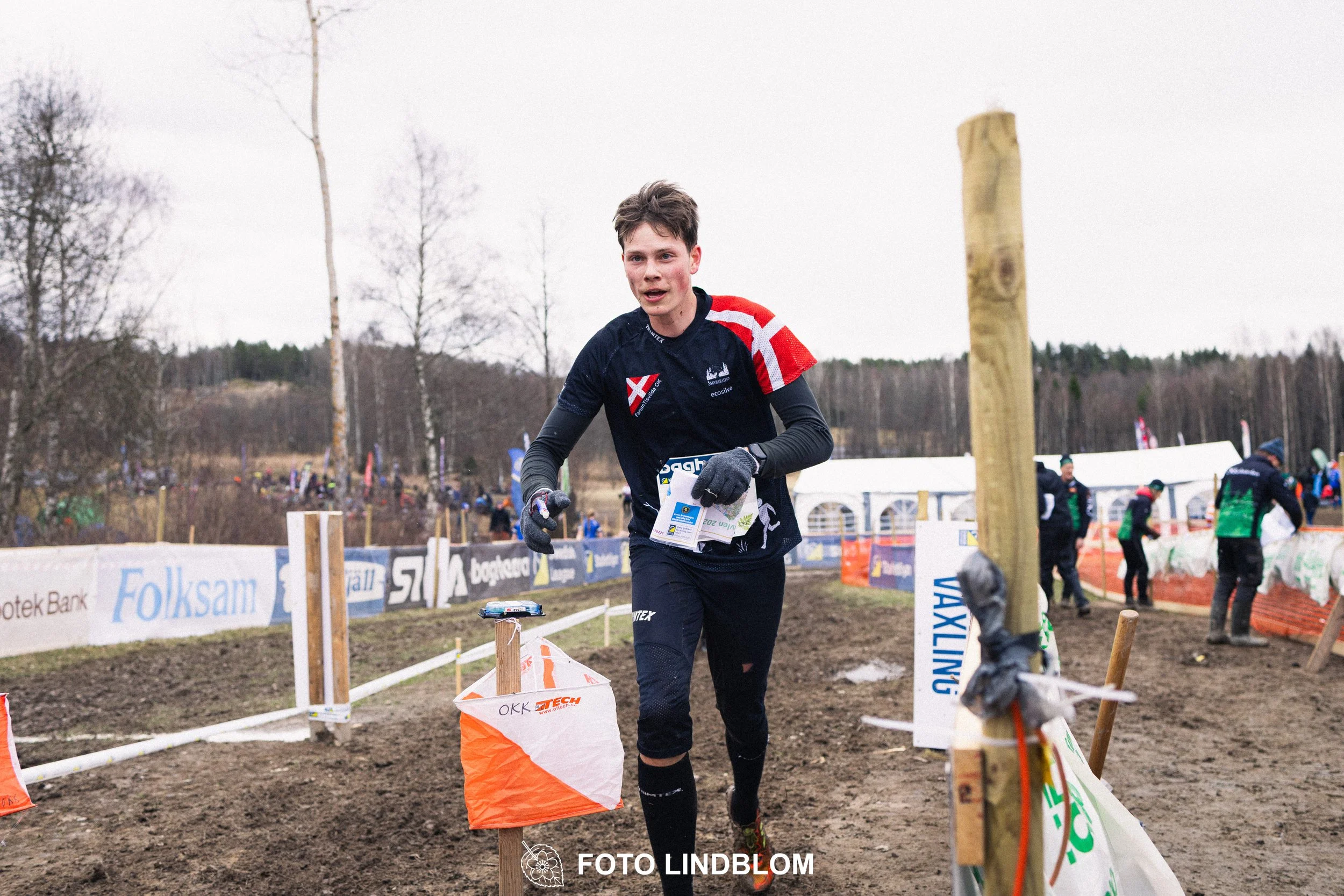 A photo from a relay race in Kolmården during the Swedish orienteering season 2026, captured by Foto Lindblom.