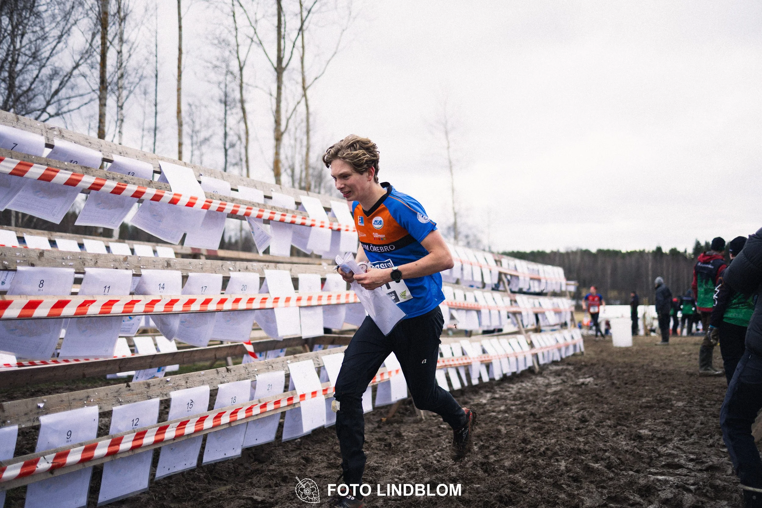 A photo from a Swedish relay orienteering event in Kolmården 2026, captured by Foto Lindblom.