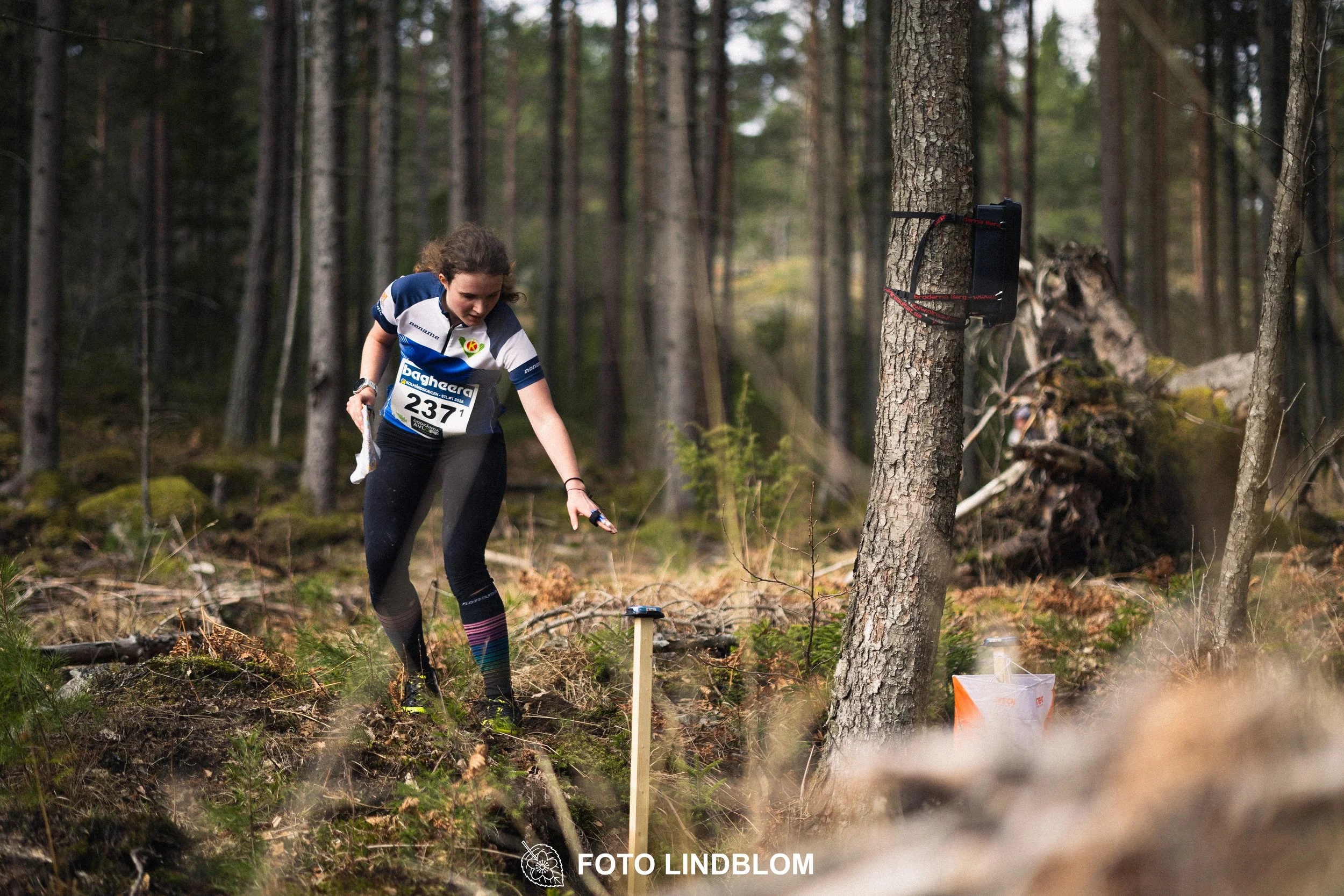 A scene from Kolmårdskavlen, the opening stage of the Swedish relay league 2026, captured by Foto Lindblom.