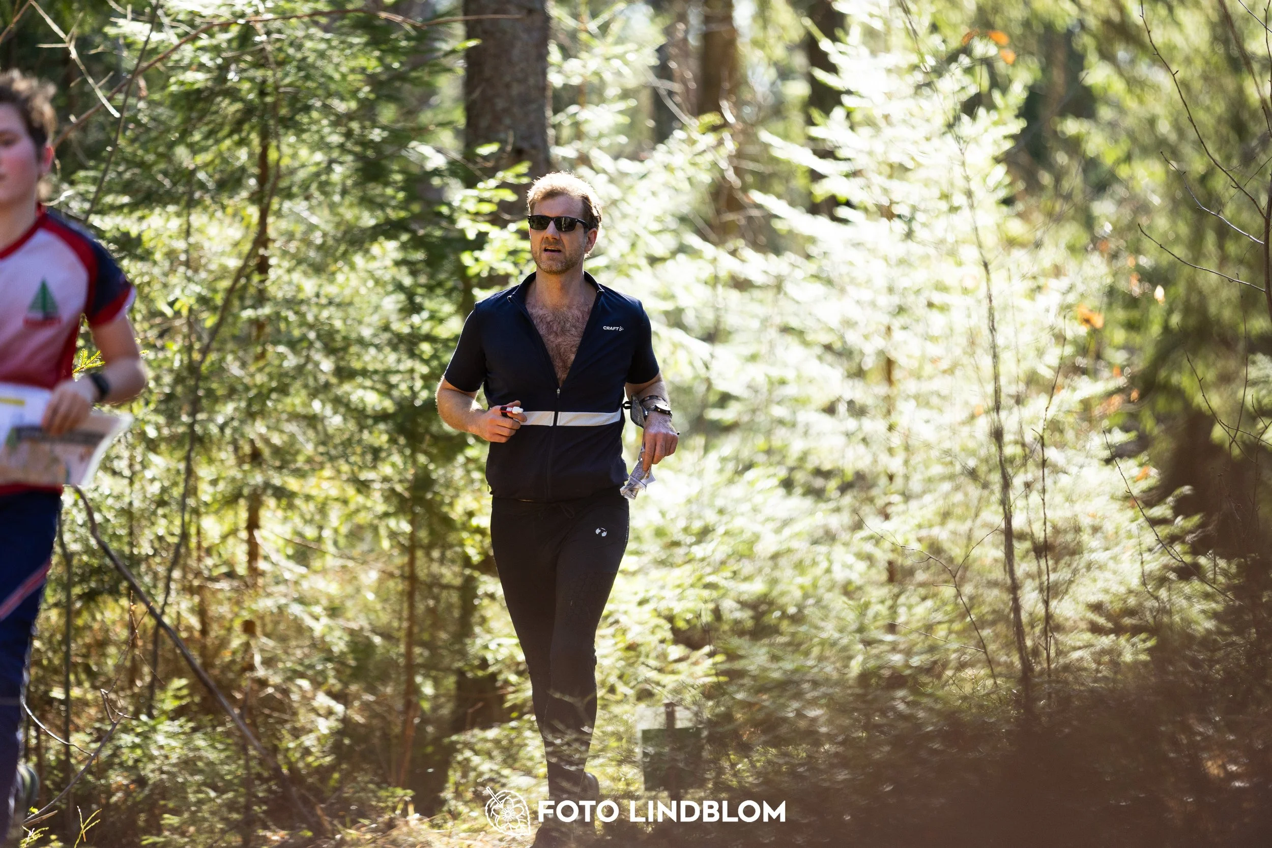 An image from Nyköpingsorienteringen 2026 featuring orienteers in a wooded landscape, shot by Foto Lindblom.