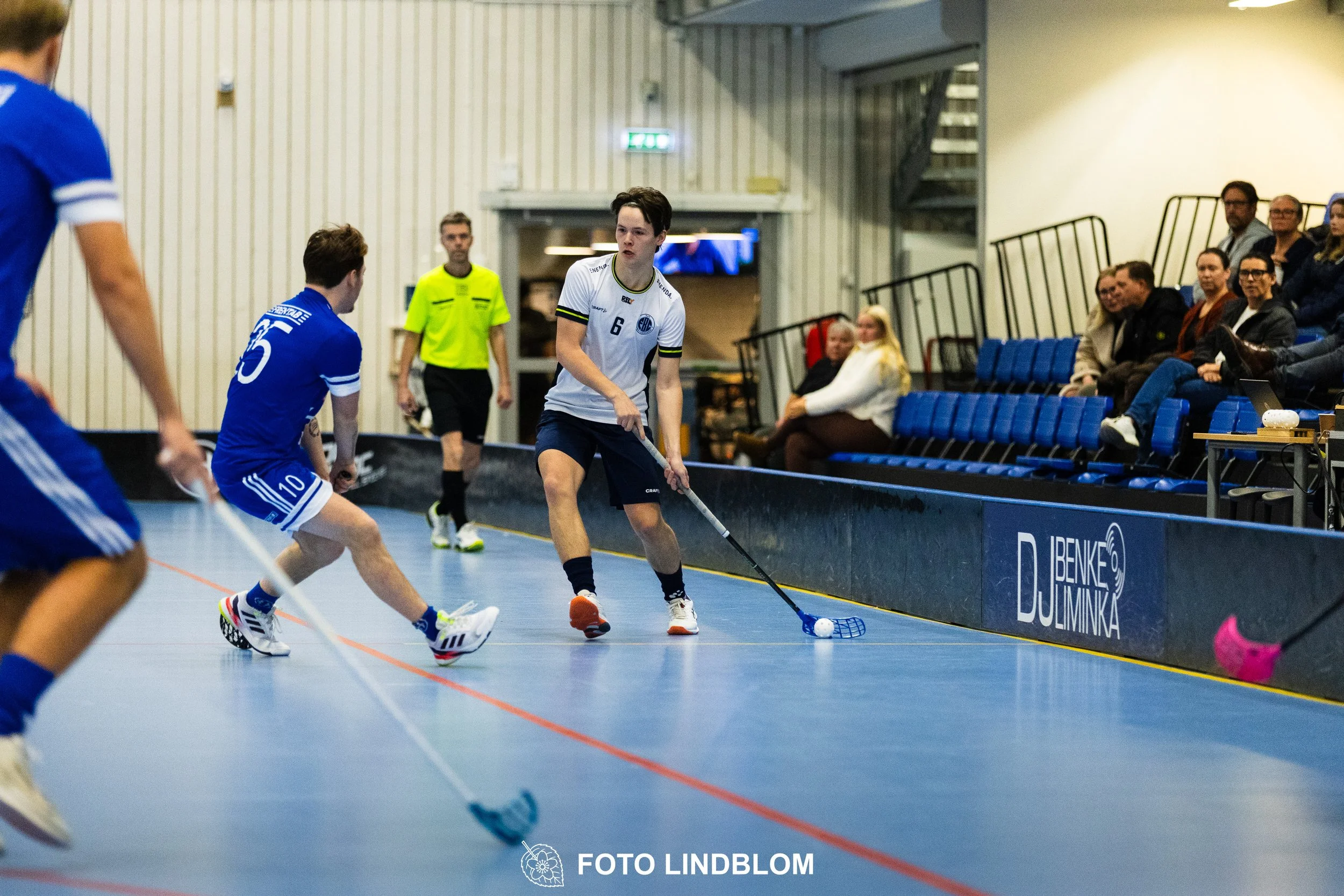 Images of people playing floorball wearing Värmdö IF and FBC Sollentuna team gear. 