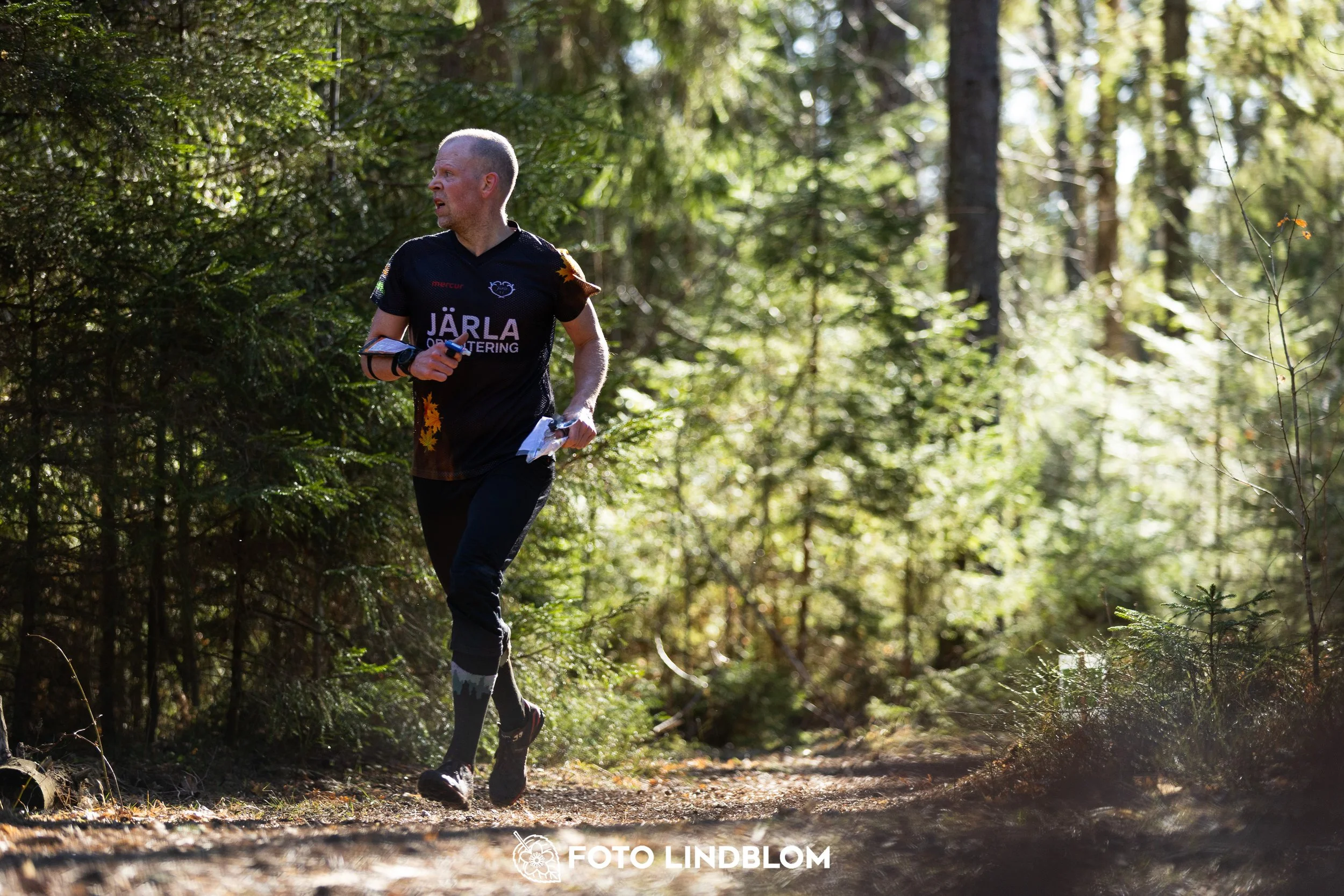 Forest orienteering action at Nyköpingsorienteringen 2026, documented in this photo by Foto Lindblom.