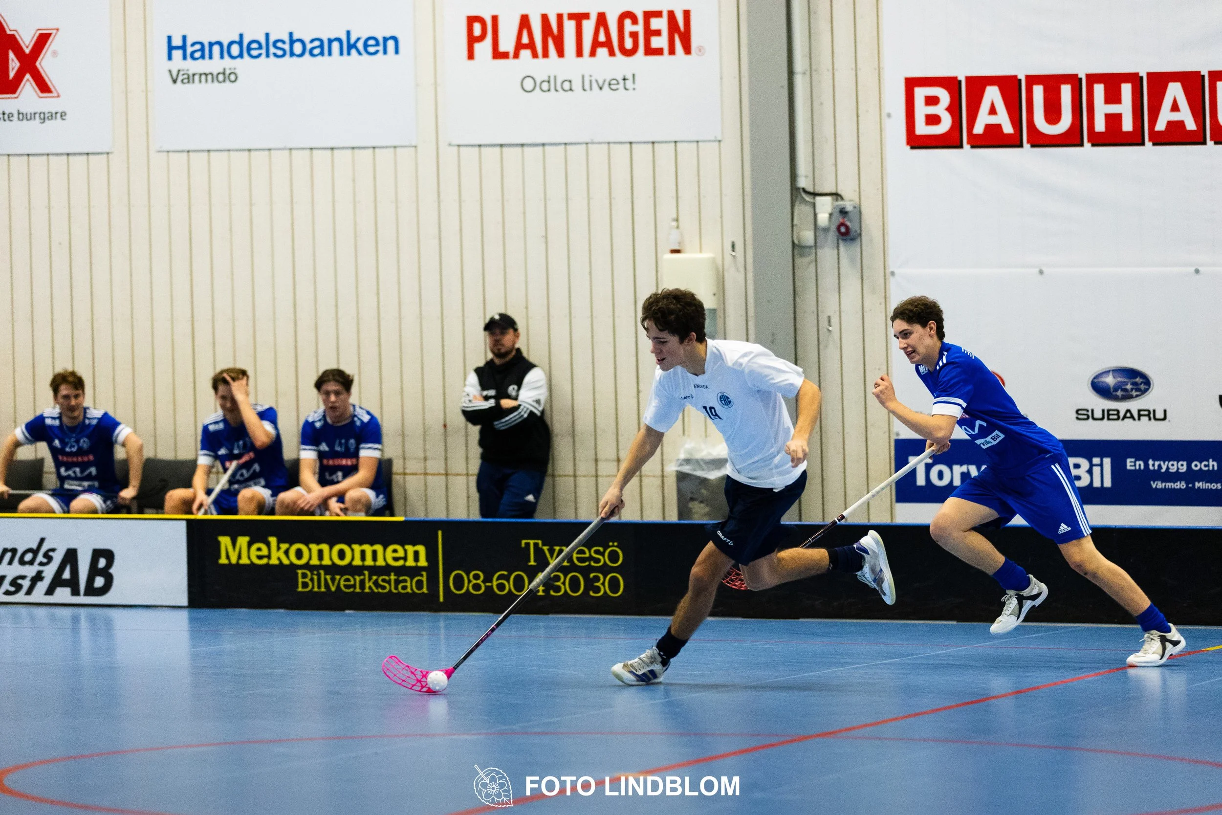 Images of people playing floorball wearing Värmdö IF and FBC Sollentuna team gear. 