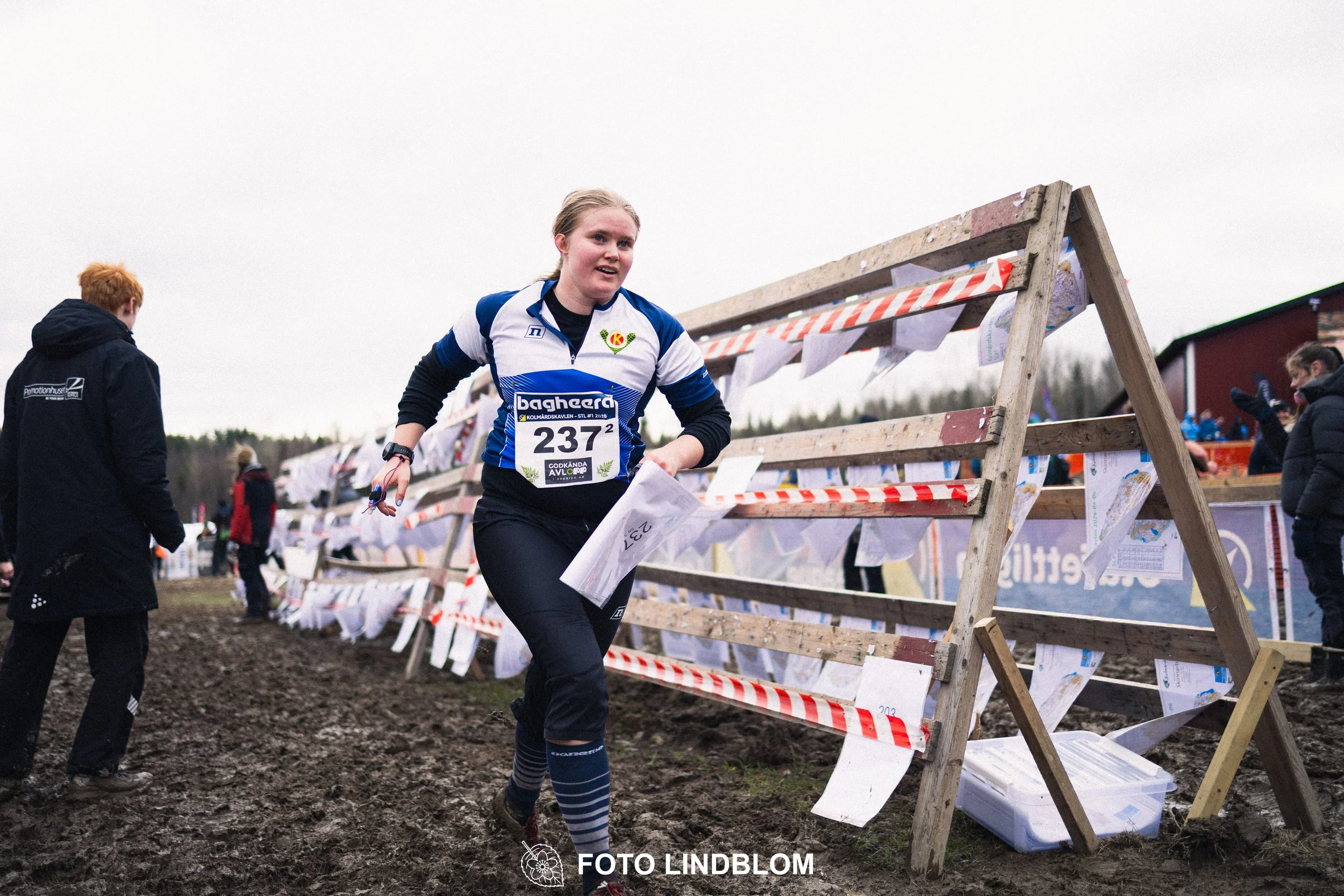 A photo from a Swedish relay orienteering event in Kolmården 2026, captured by Foto Lindblom.
