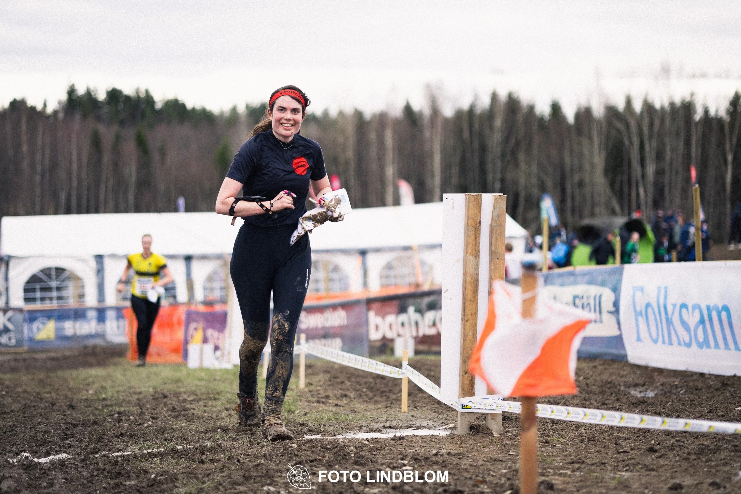 A scene from Kolmårdskavlen, the opening stage of the Swedish relay league 2026, captured by Foto Lindblom.