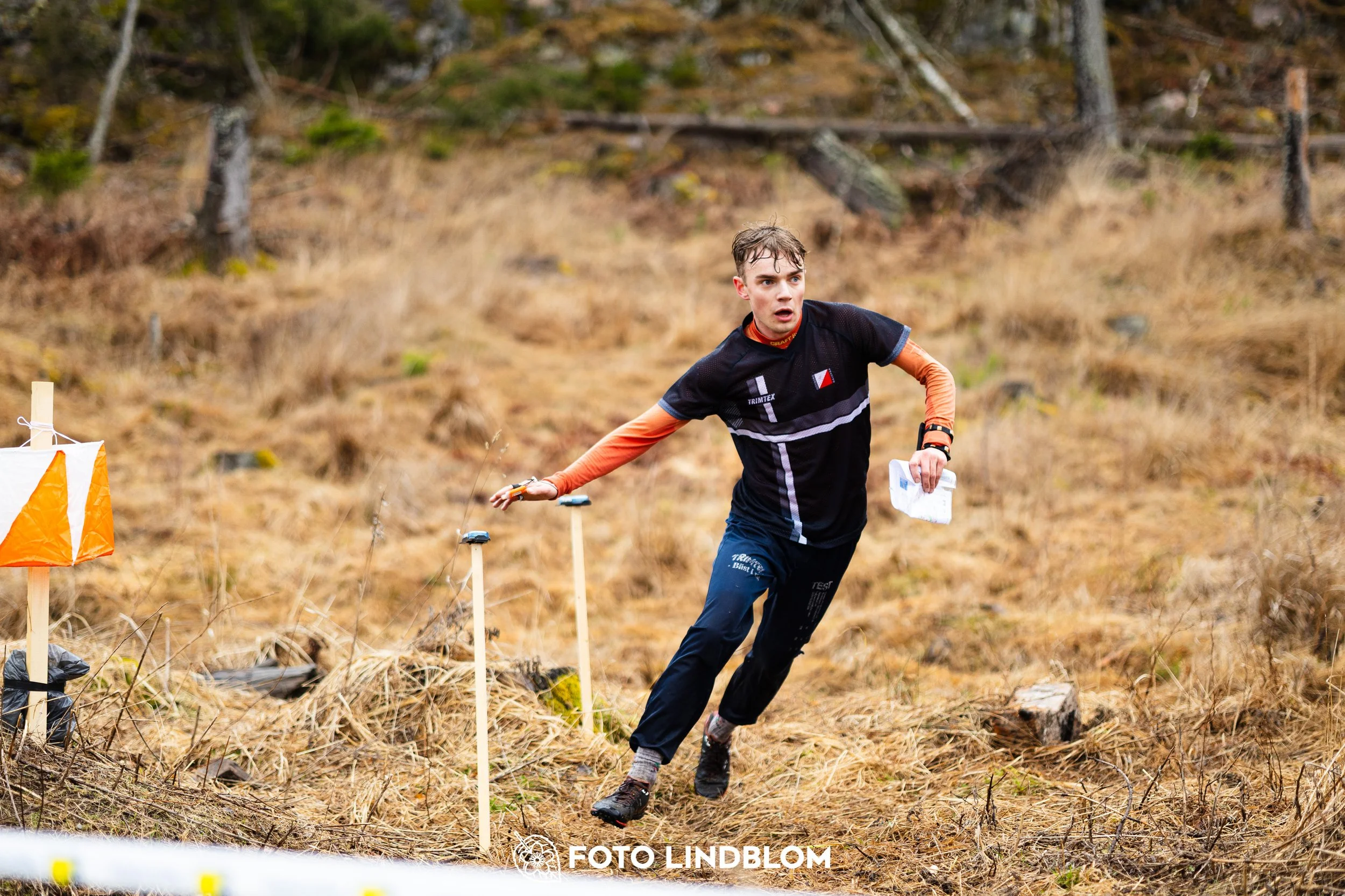 A photo from a Swedish orienteering league race in Kolmården during spring 2026, captured by Foto Lindblom.