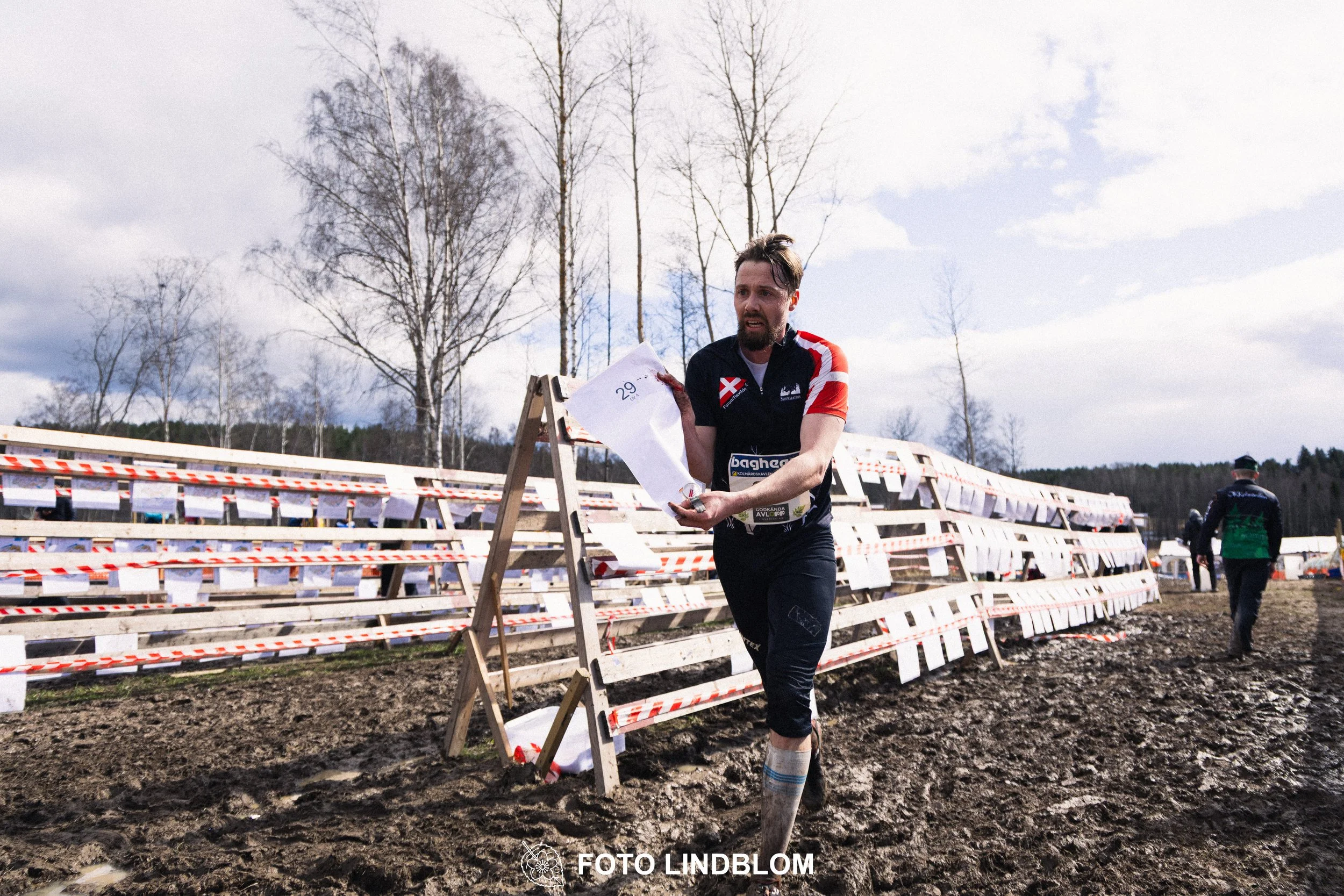 A photo from a Swedish relay orienteering event in Kolmården 2026, captured by Foto Lindblom.