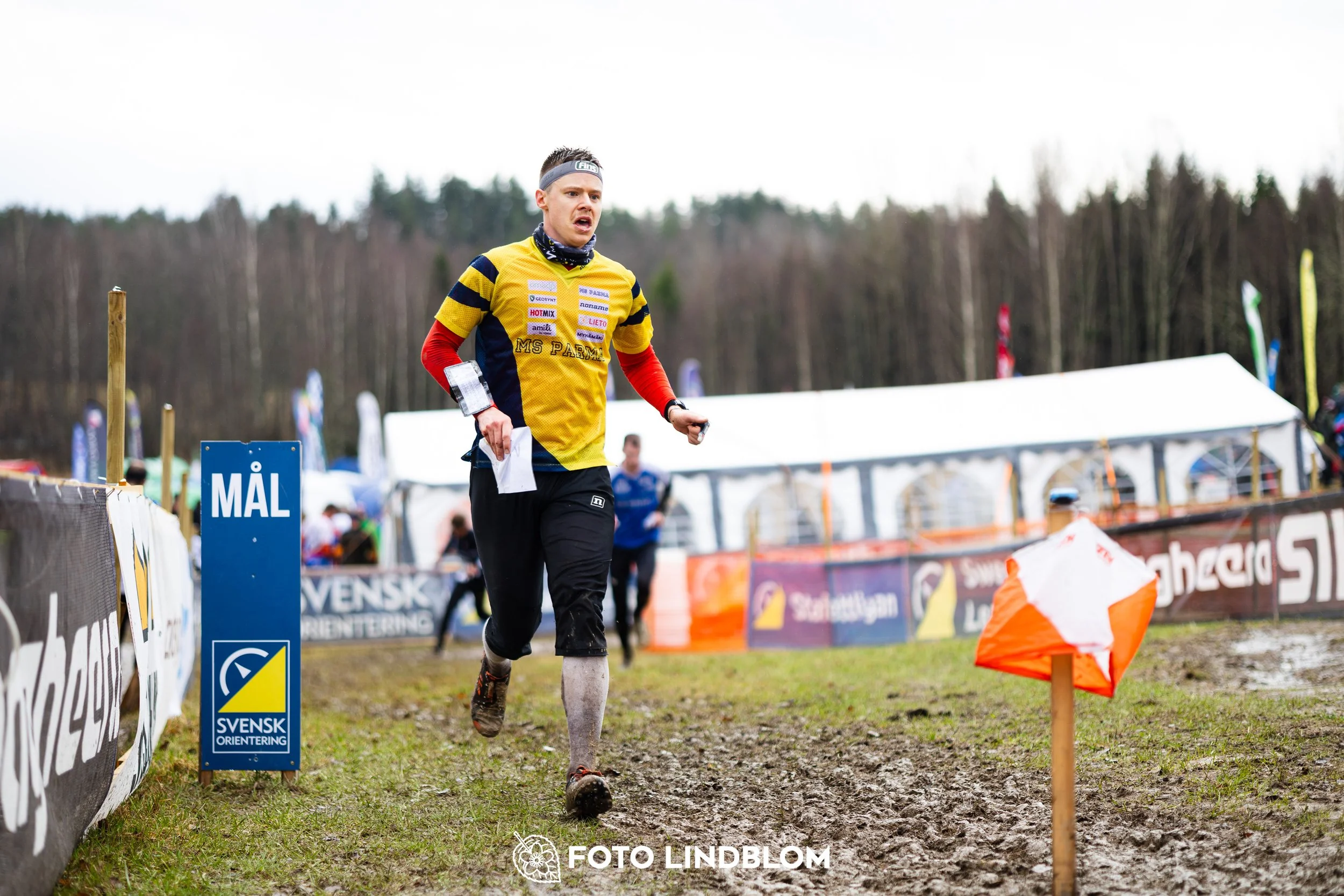 A photo from a Swedish orienteering league race in Kolmården during spring 2026, captured by Foto Lindblom.