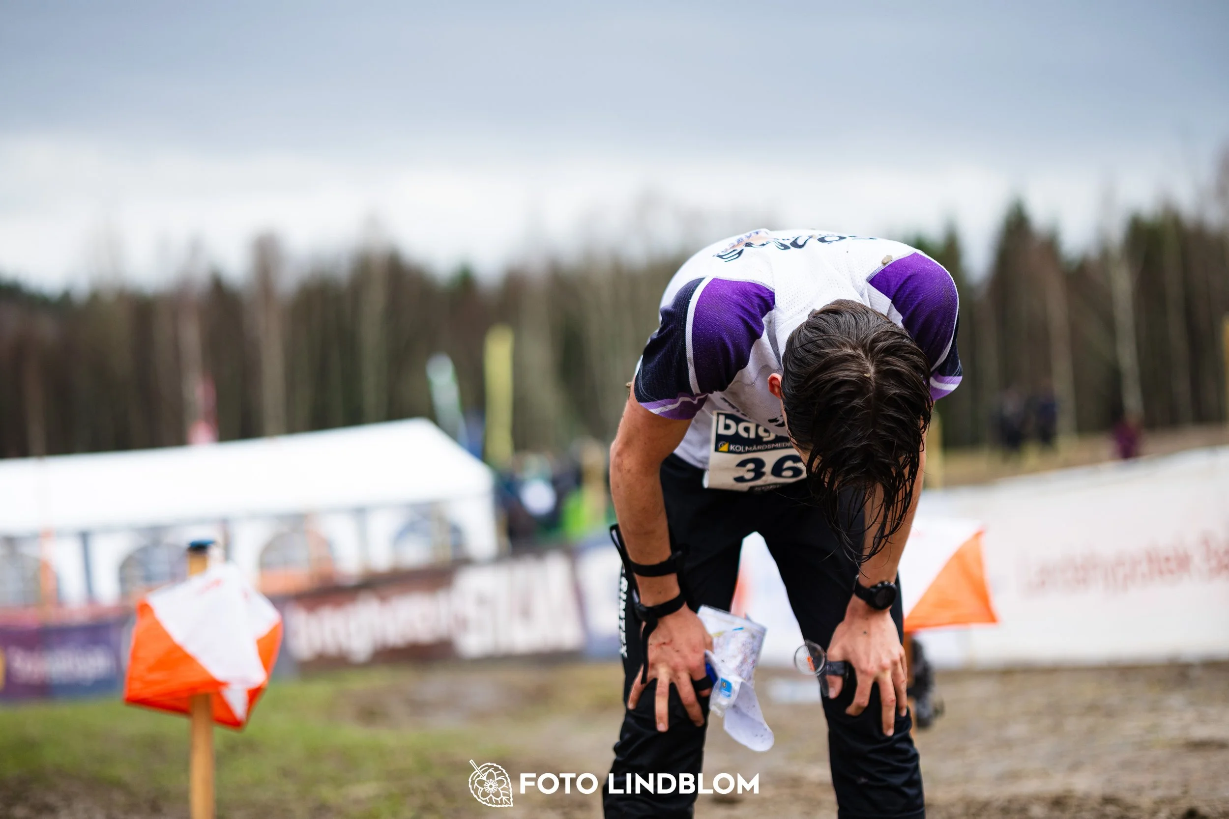 A moment from the 2026 Swedish League middle distance orienteering event in Kolmården, captured by Foto Lindblom.