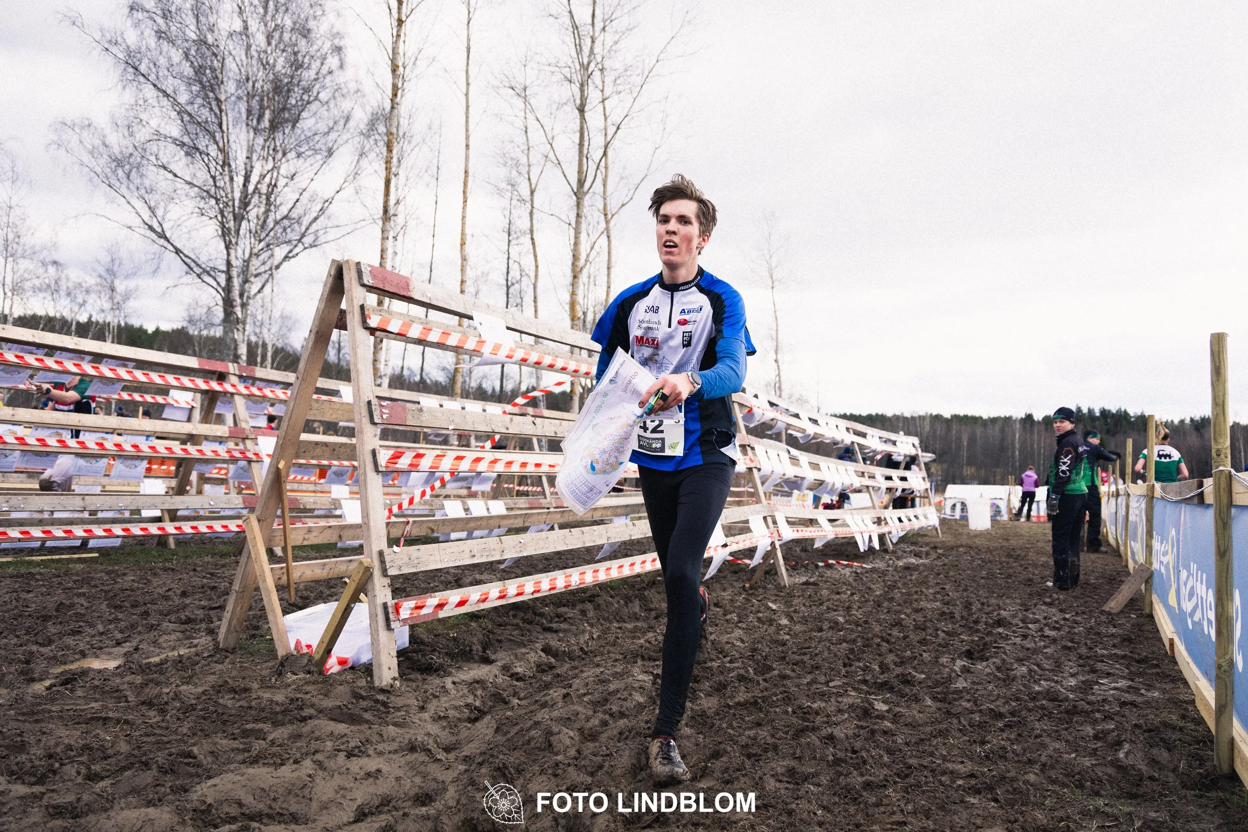 A photo from an orienteering relay race in Kolmården during spring 2026, captured by Foto Lindblom.