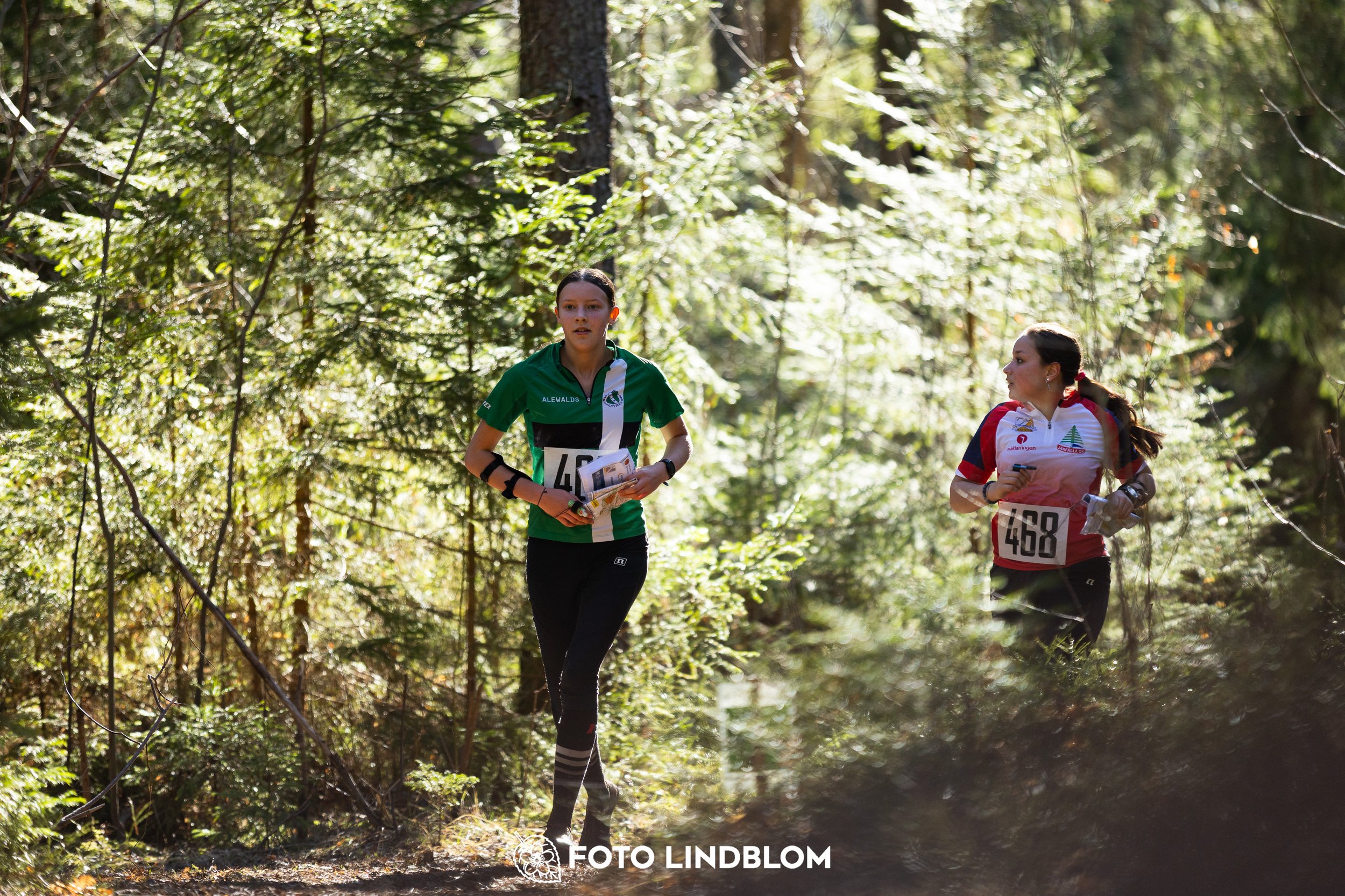 A photo from the 2026 Nyköpingsorienteringen orienteering event in a Swedish forest, captured by Foto Lindblom.